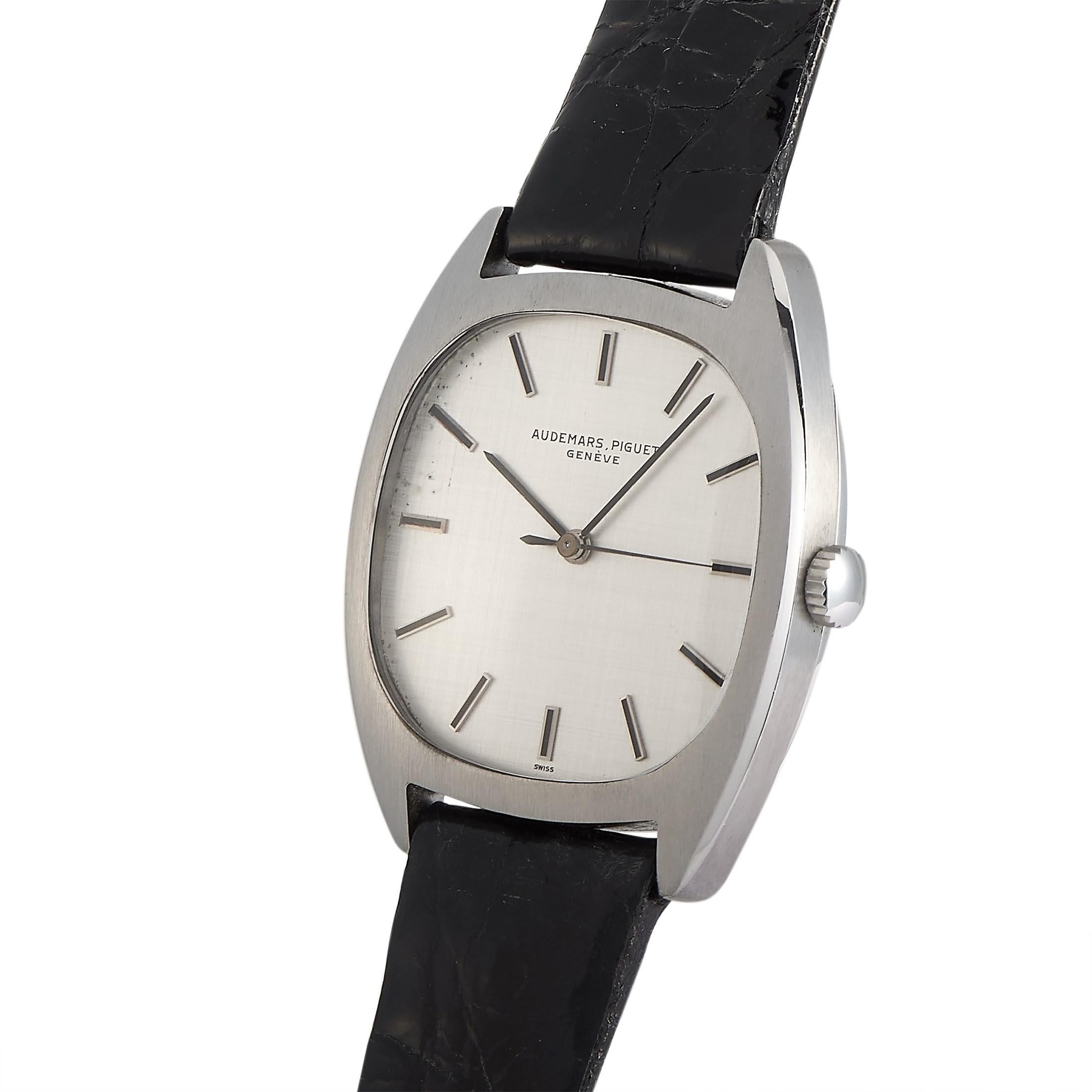 Diese seltene Vintage-Uhr von Audemars Piguet mit der Referenznummer 5369 ist ein eleganter Zeitmesser, der vom Schweizer Uhrendesigner und Künstler Gérald Genta in den 1970er Jahren entworfen wurde. 

Die Uhr besitzt ein 33,5 mm großes,