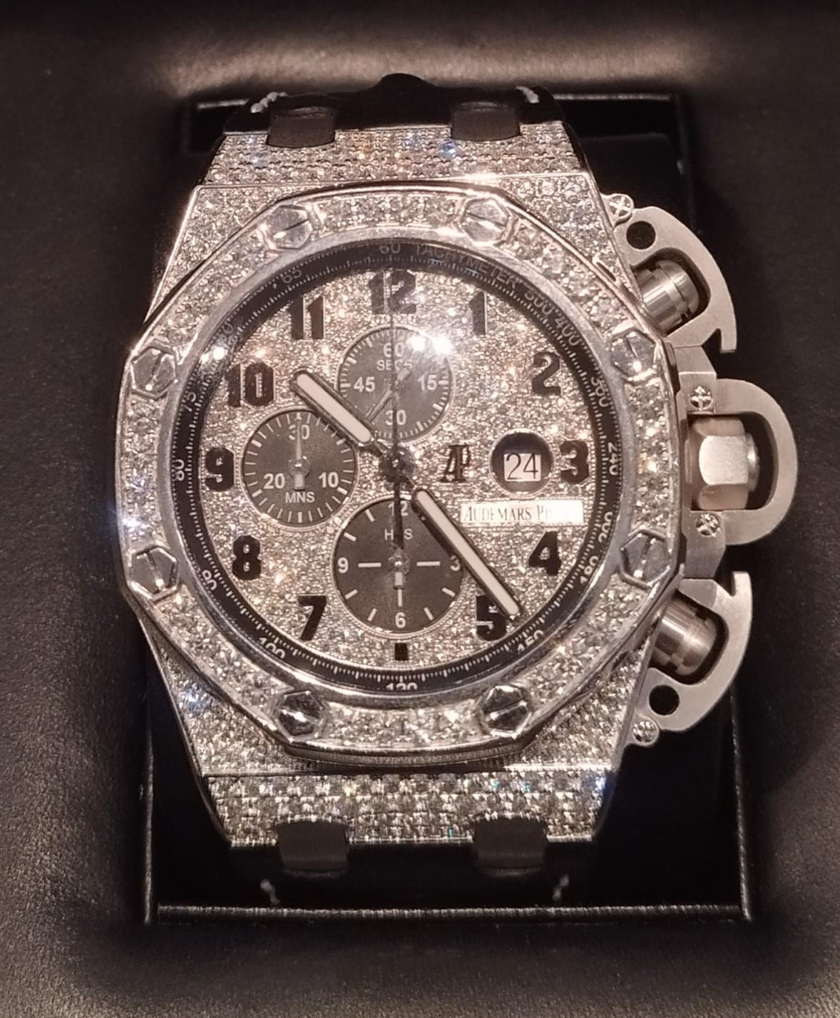 Marque : Audemars Piguet

Collectional : Royal Oak Offshore

Type de mouvement : Automatique - Calibre 3126/3840

Matériau du boîtier : Or blanc 18K 

Sertissage de diamants : Diamants sur toute la montre - y compris le cadran, la lunette et les