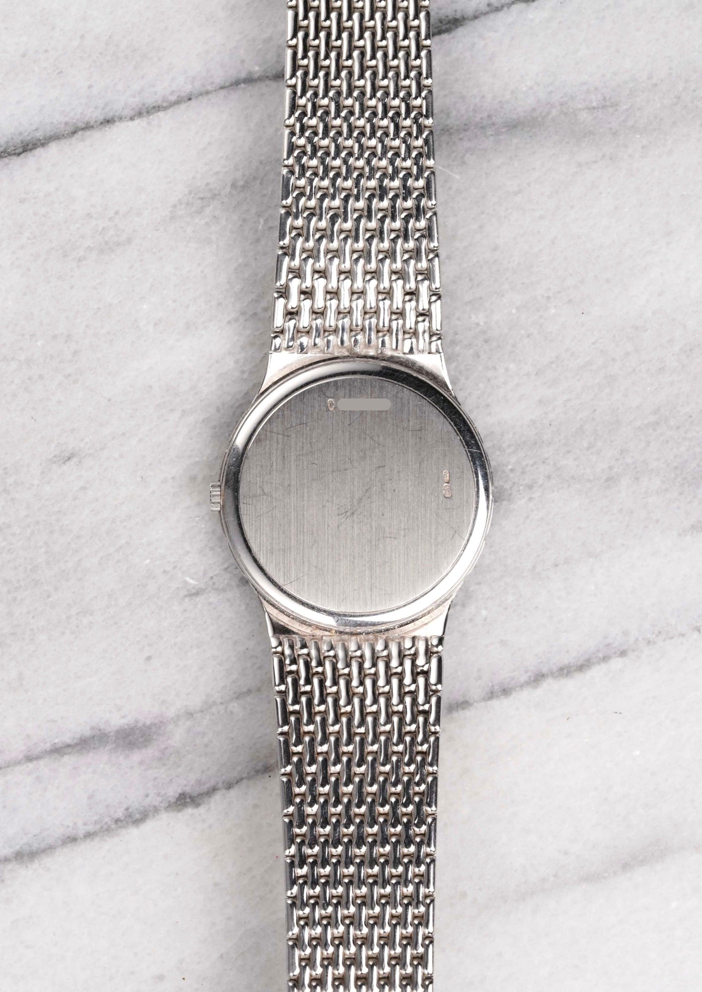 Voici une Audemars Piguet vintage avec un cadran en diamant argenté et des aiguilles en diamant assorties. Elle est animée par un mouvement à remontage manuel et associée à son bracelet intégré d'origine en or blanc 18K. Le boîtier est en or blanc