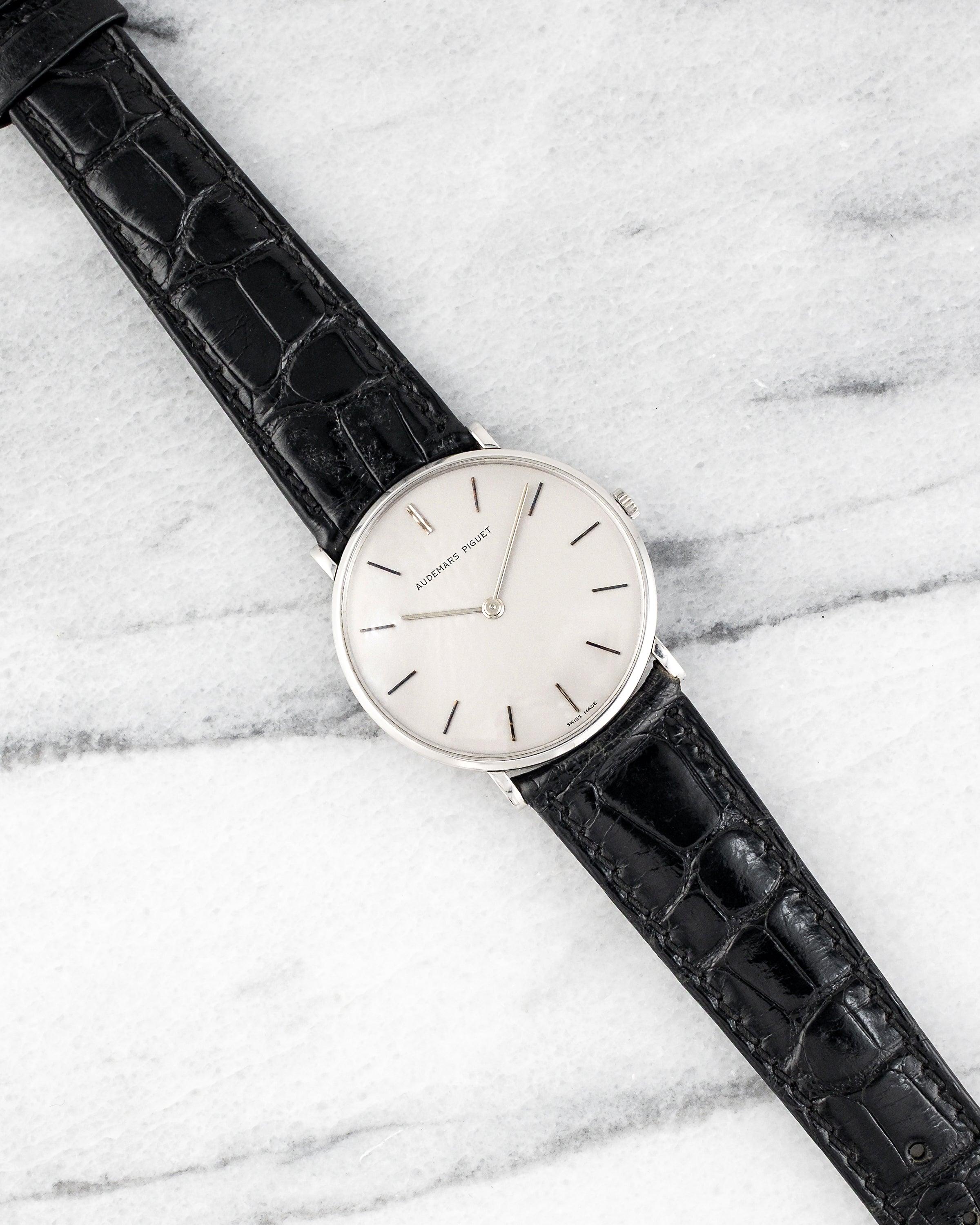 Voici une Audemars Piguet vintage avec un cadran bleu mat en parfait état. Elle est animée par un mouvement à remontage manuel et associée à son bracelet intégré d'origine en or blanc 18K. Le boîtier est en or blanc 18 carats. L'heure est très