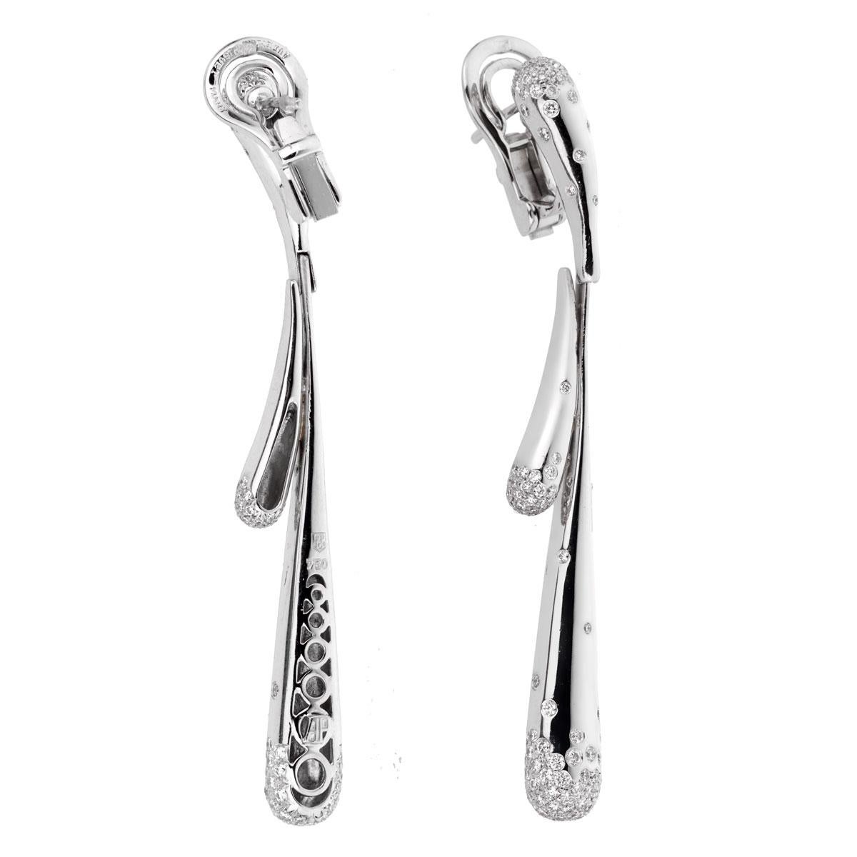 An elegant pair of Audemars Piguet diamond earrings, 2 cascading drops set with the finest Audemars Piguet diamonds in 18k white gold.

Earrings drop: 2.36