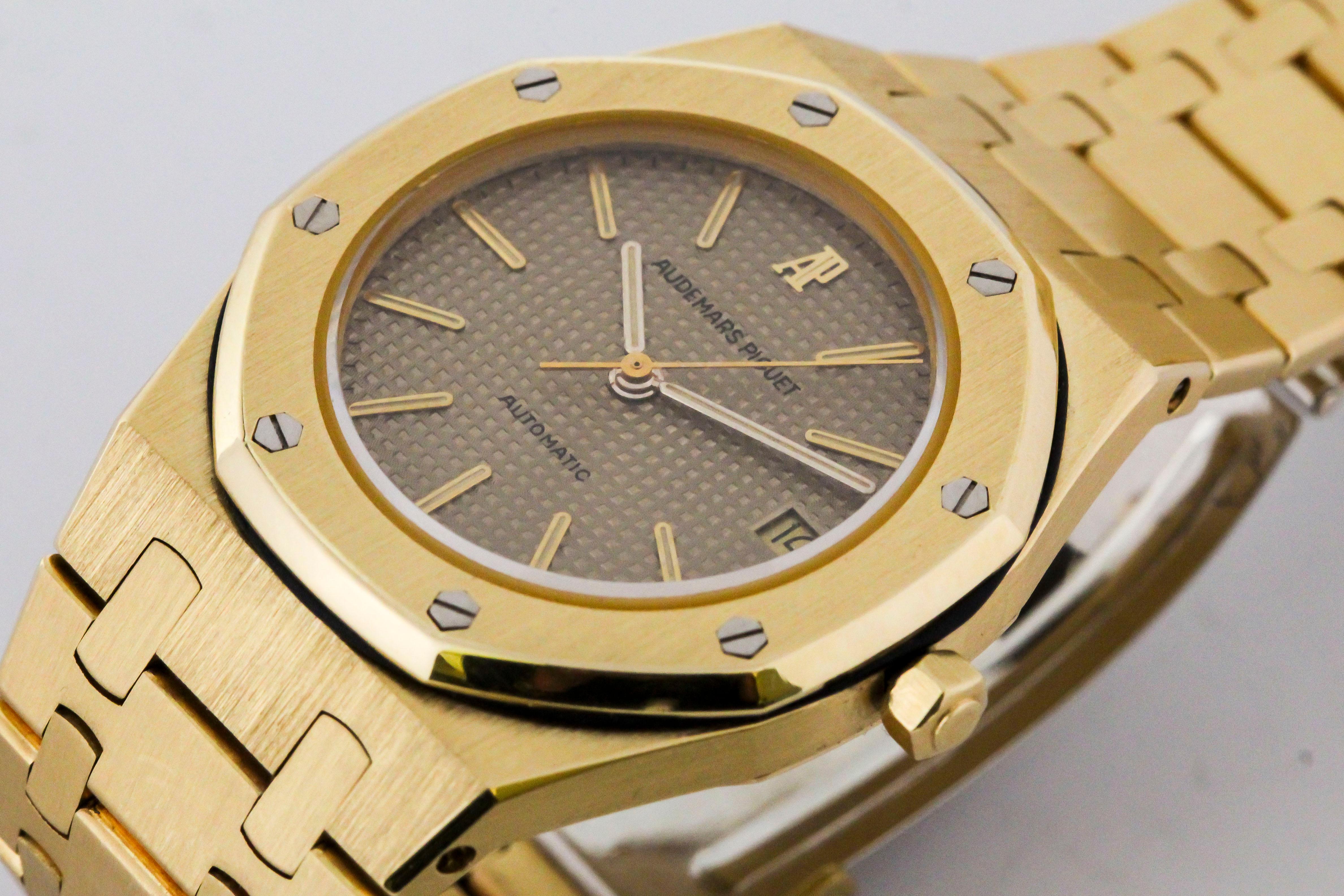 Audemars Piguet Yellow Gold Royal Oak automatic Wristwatch, circa 1990s In Good Condition In Miami Beach, FL