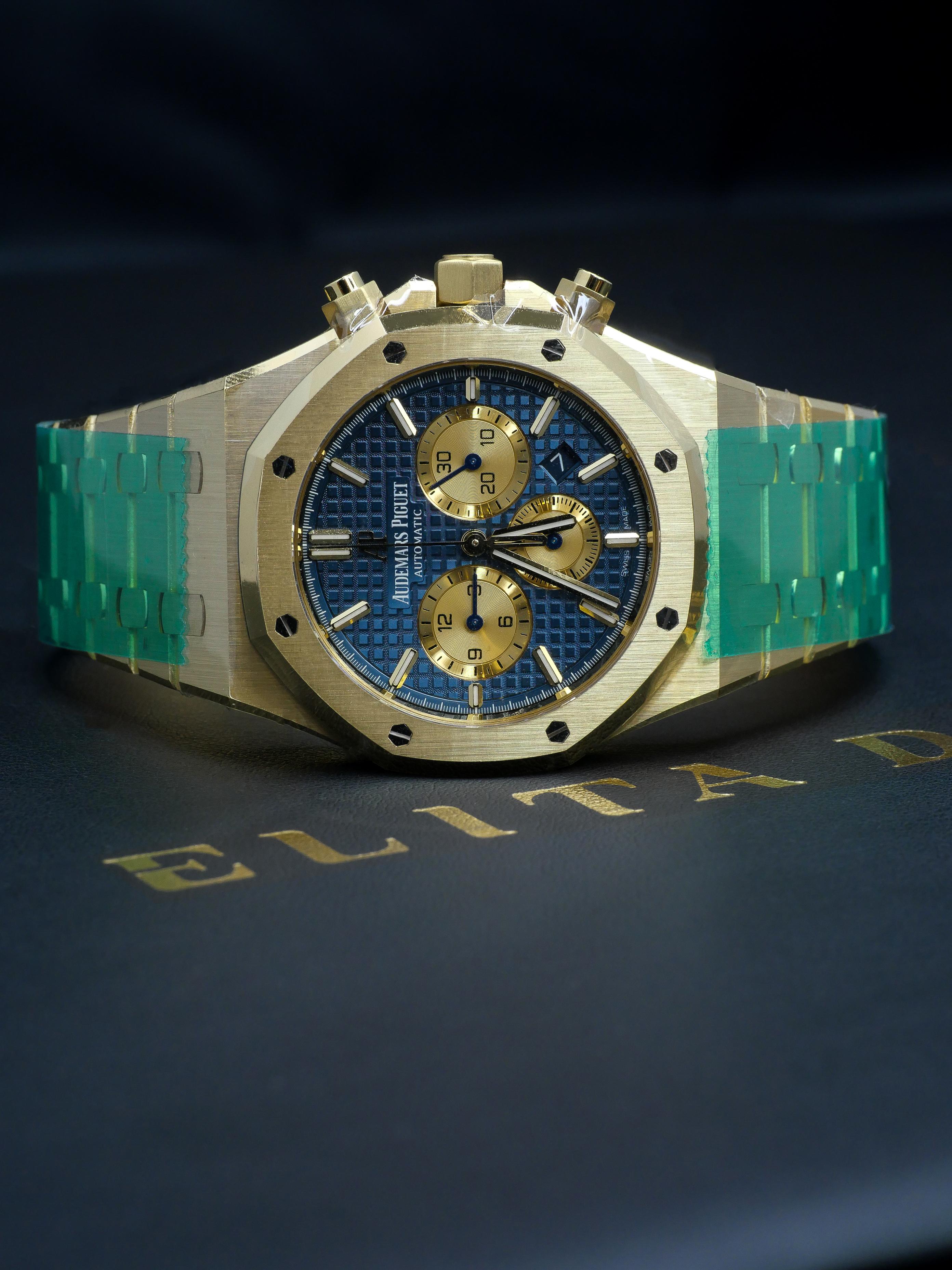 Audemars Piguet Royal Oak Chronograph 41mm 18K Yellow Gold Blue Dial

Powered by the Audemars Piguet calibre 2385, this three-counter chronograph energises the original Gerald Genta design from the early 70s. The 41 mm case houses a “Grande
