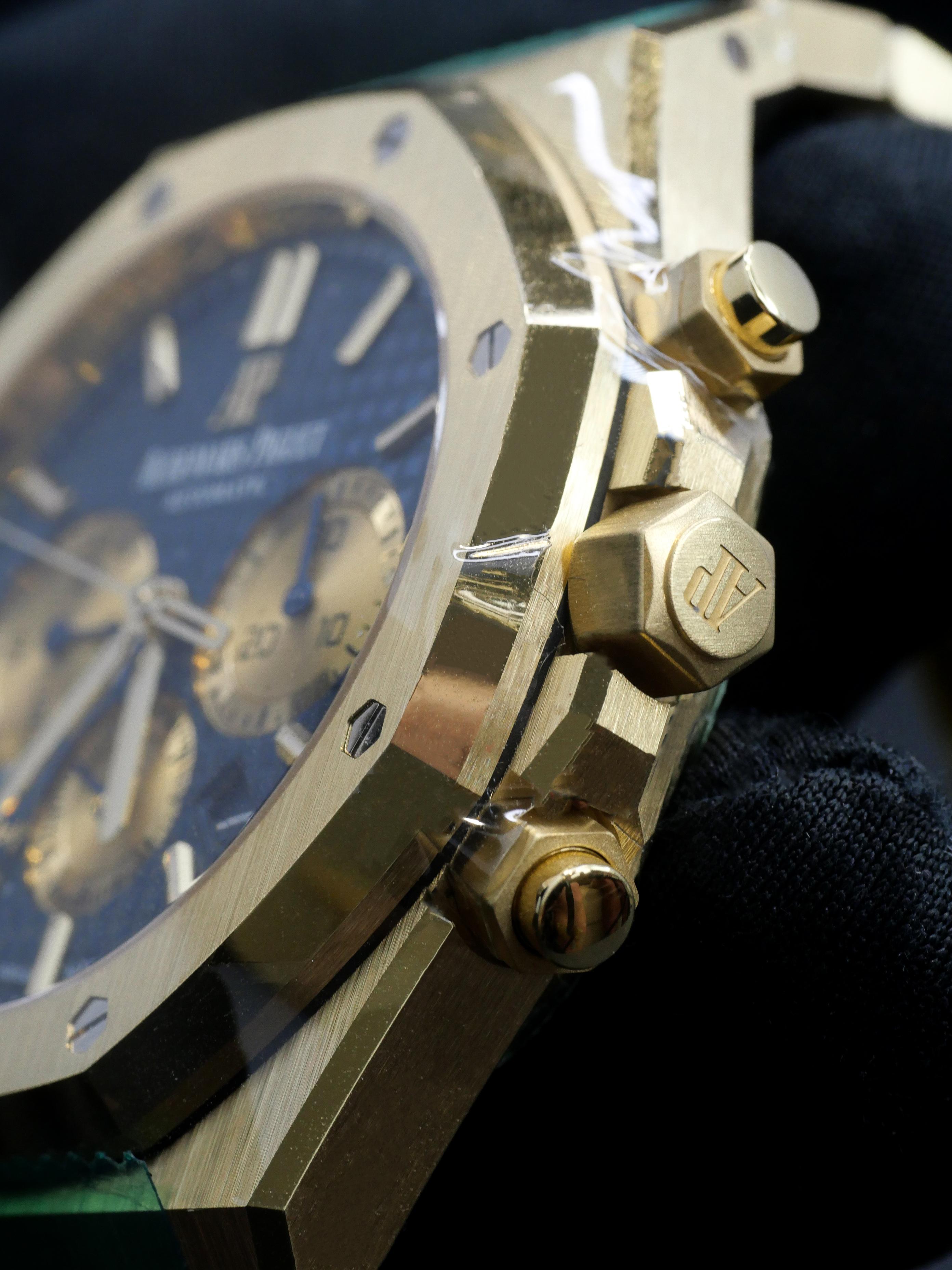 Audemars Piguet Yellow Gold Royal Oak Blue Dial Chronograph Automatic Wristwatch For Sale 2
