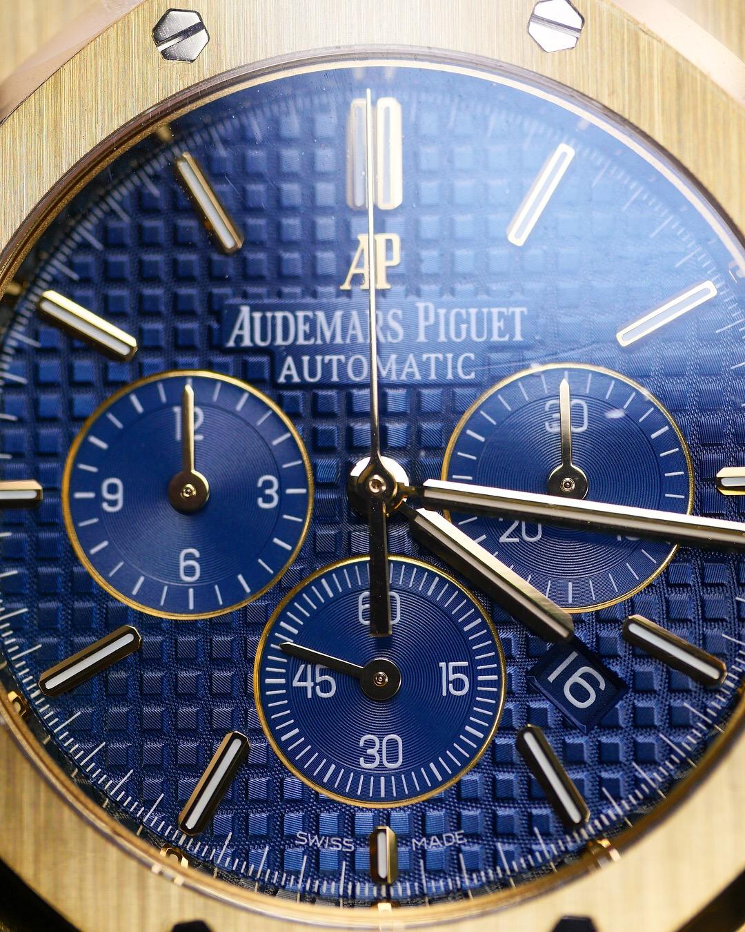 Audemars Piguet Yellow Gold Royal Oak Chronograph Self-winding Wristwatch For Sale 4