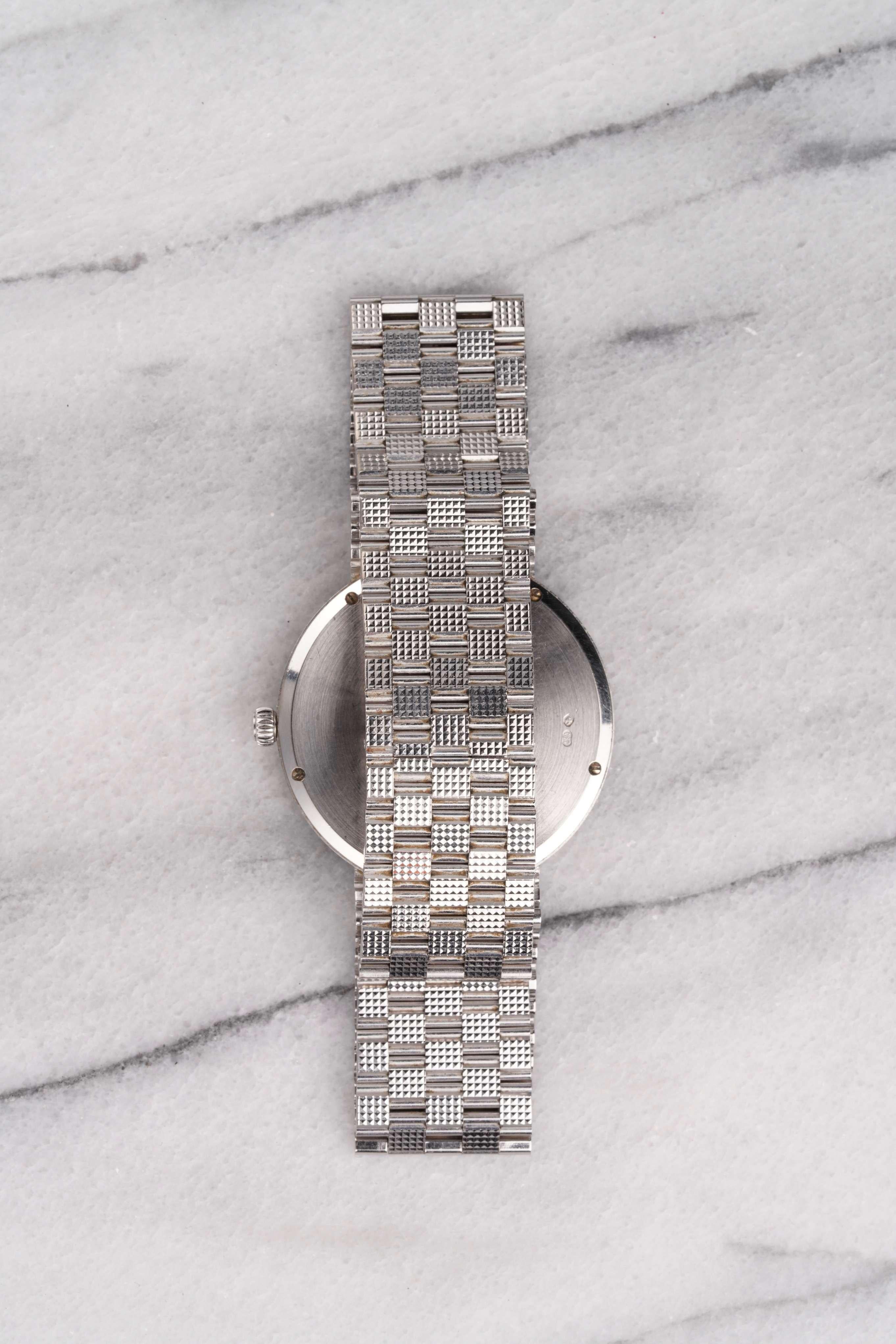 Voici une Audemars Piguet vintage à remontage manuel en or blanc 18 carats avec un cadran bleu Yves Klein unique datant de 1994-2000 (série E). L'heure est très précise et l'appareil est entièrement fonctionnel. Les mesures comprennent un boîtier de
