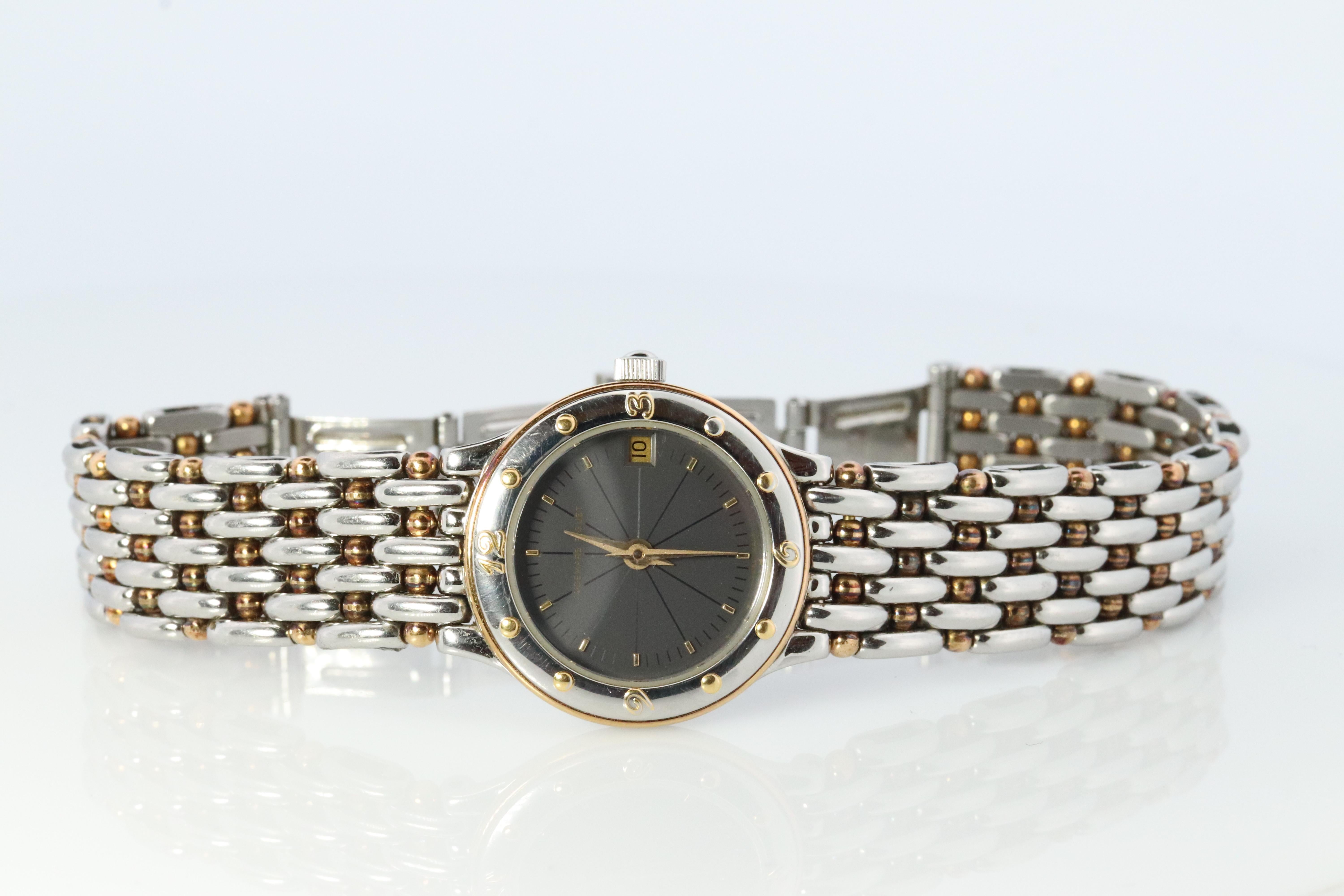 Authentische Audemars Piquet Damenuhr

Meridian Collection'S
18k Gelbgold mit Edelstahl Gehäuse und Links.

Ref. 56176

Quarz-Uhrwerk


Zustand: Geringe sichtbare Gebrauchsspuren. Neue Batterie.

Einzelheiten
22mm Gehäuse
Passt für 6,5in Handgelenk
