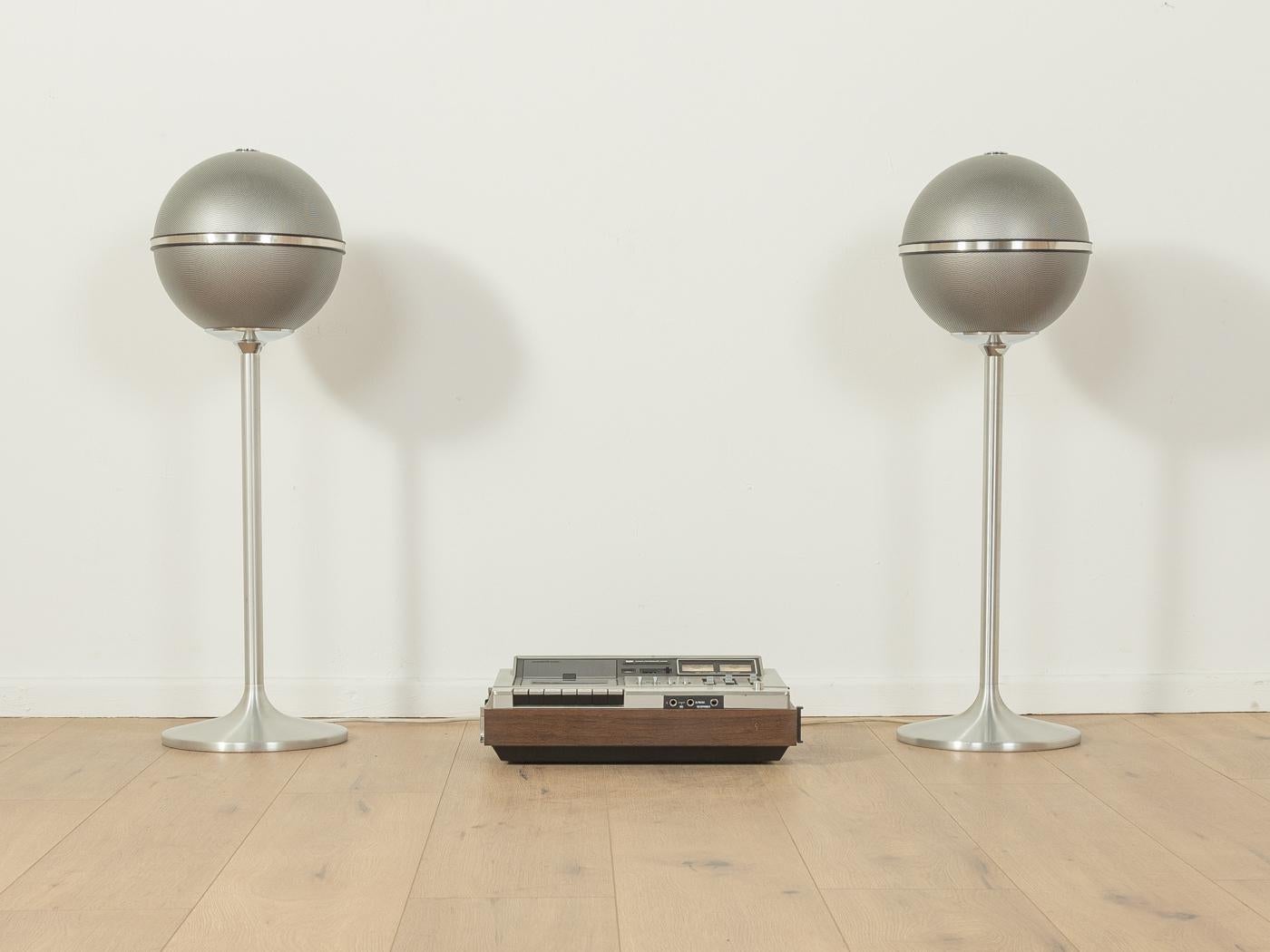 AUDIORAMA 4000 spherical speakers from the 1970s in silver grey with brushed stainless steel stand. Made in Germany, manufacturer: Grundig.

The individual components have been tested and cleaned by a specialist workshop. Defective parts have been