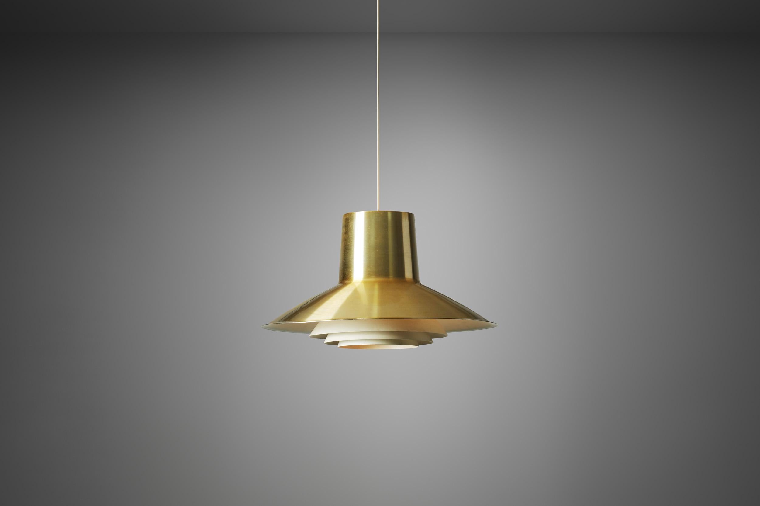 The “Auditorie” series contains three lamps differing in size, this pendant is “Auditorie 3”, the largest one with the most shade layers. Known for its long, elegant neck and multilayered shade system, this rare model is among Svend Middelboe’s most