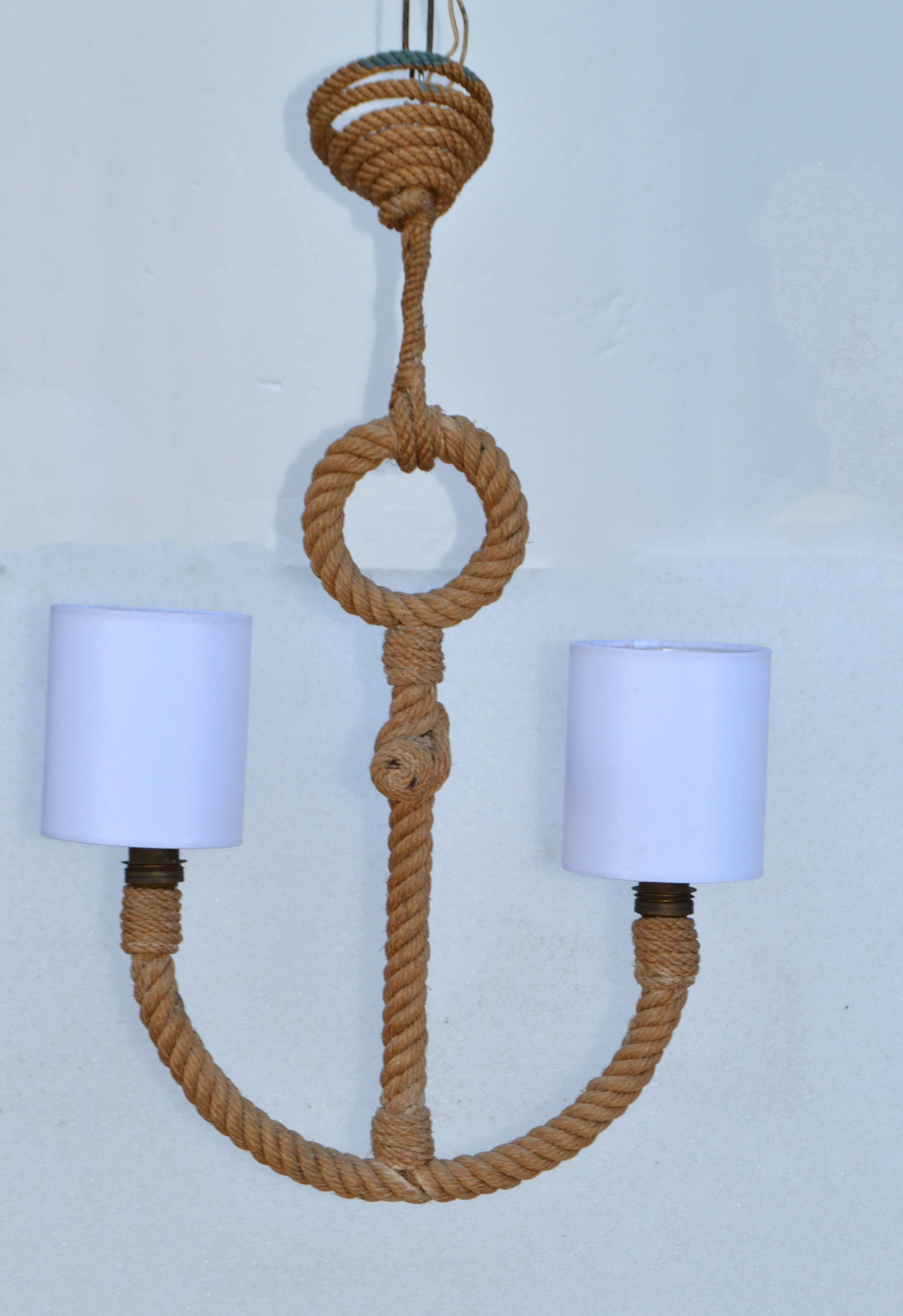 Audoux Minet Lampadario a 2 luci in corda francese intrecciata a mano Design ad ancora nautico In condizioni buone in vendita a Miami, FL