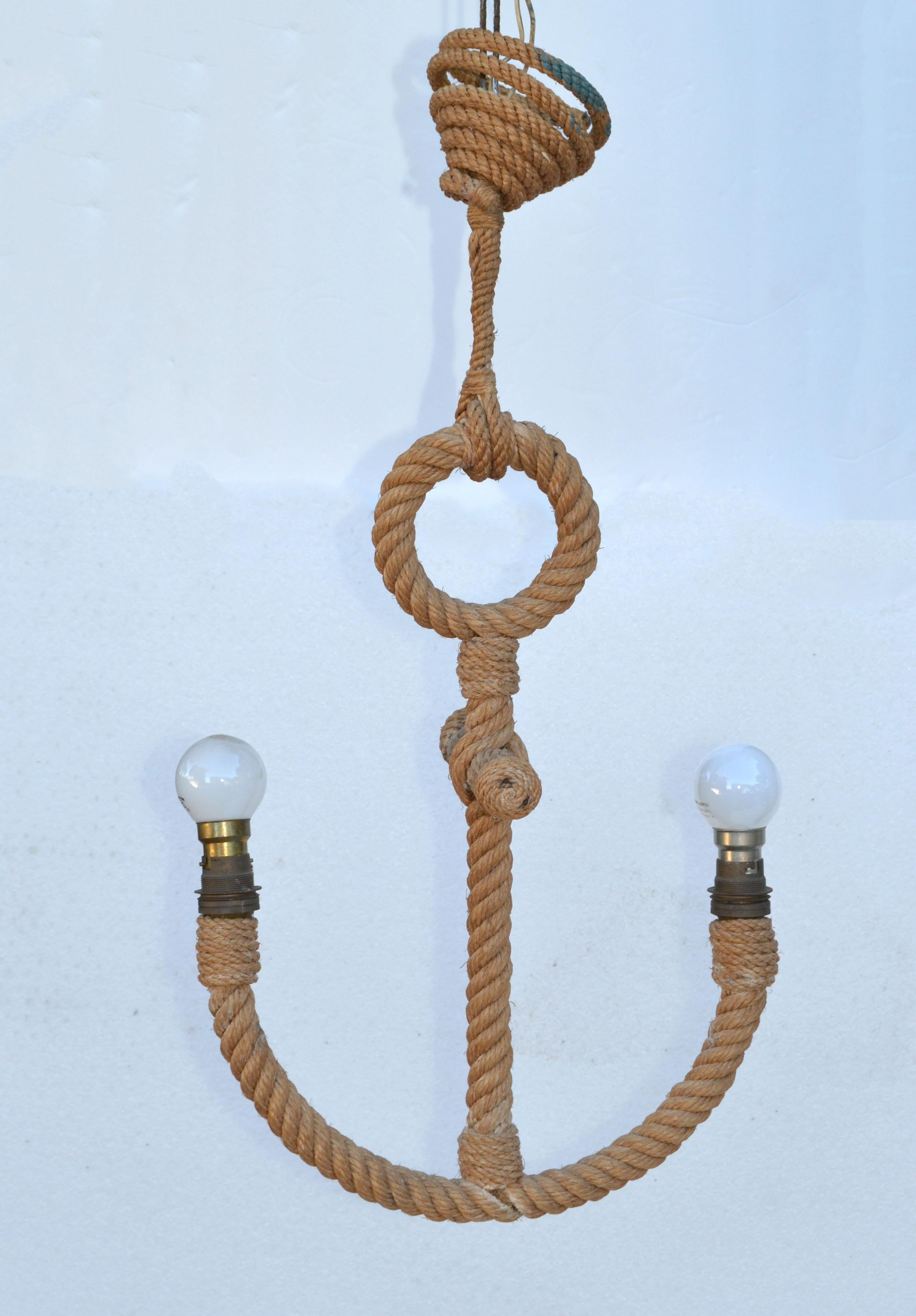 Metà XX secolo Audoux Minet Lampadario a 2 luci in corda francese intrecciata a mano Design ad ancora nautico in vendita
