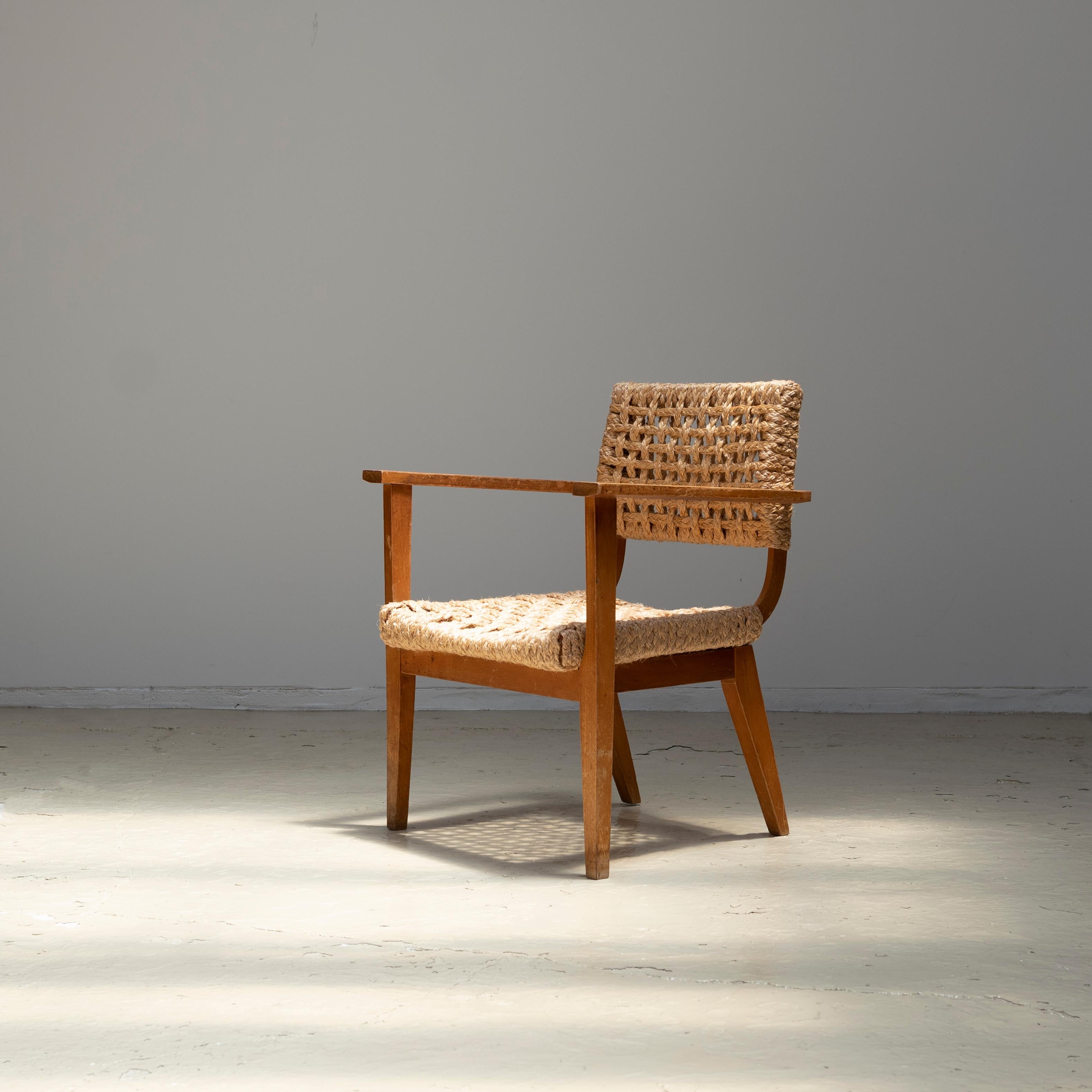 Sessel aus Buche und Seilgeflecht, entworfen von Adrien Audoux und Frida Minet in den 1950er Jahren.
Es ist in sehr gutem Zustand.
Die Rückenlehne und die Sitzfläche wurden vor kurzem neu gewebt.