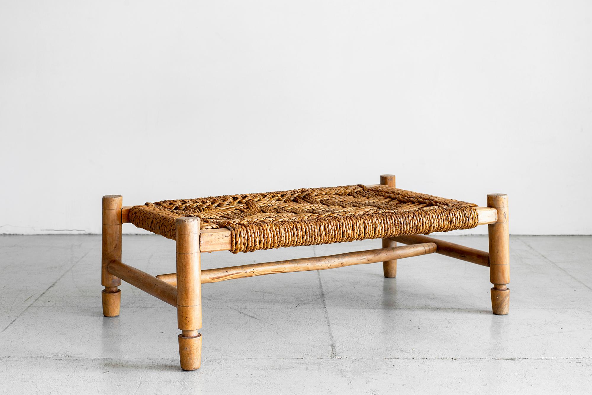 Audoux Minet bench with woven rope top
Could also be used as a coffee table.
Great patina’s oakwood and plaited rope top.

  