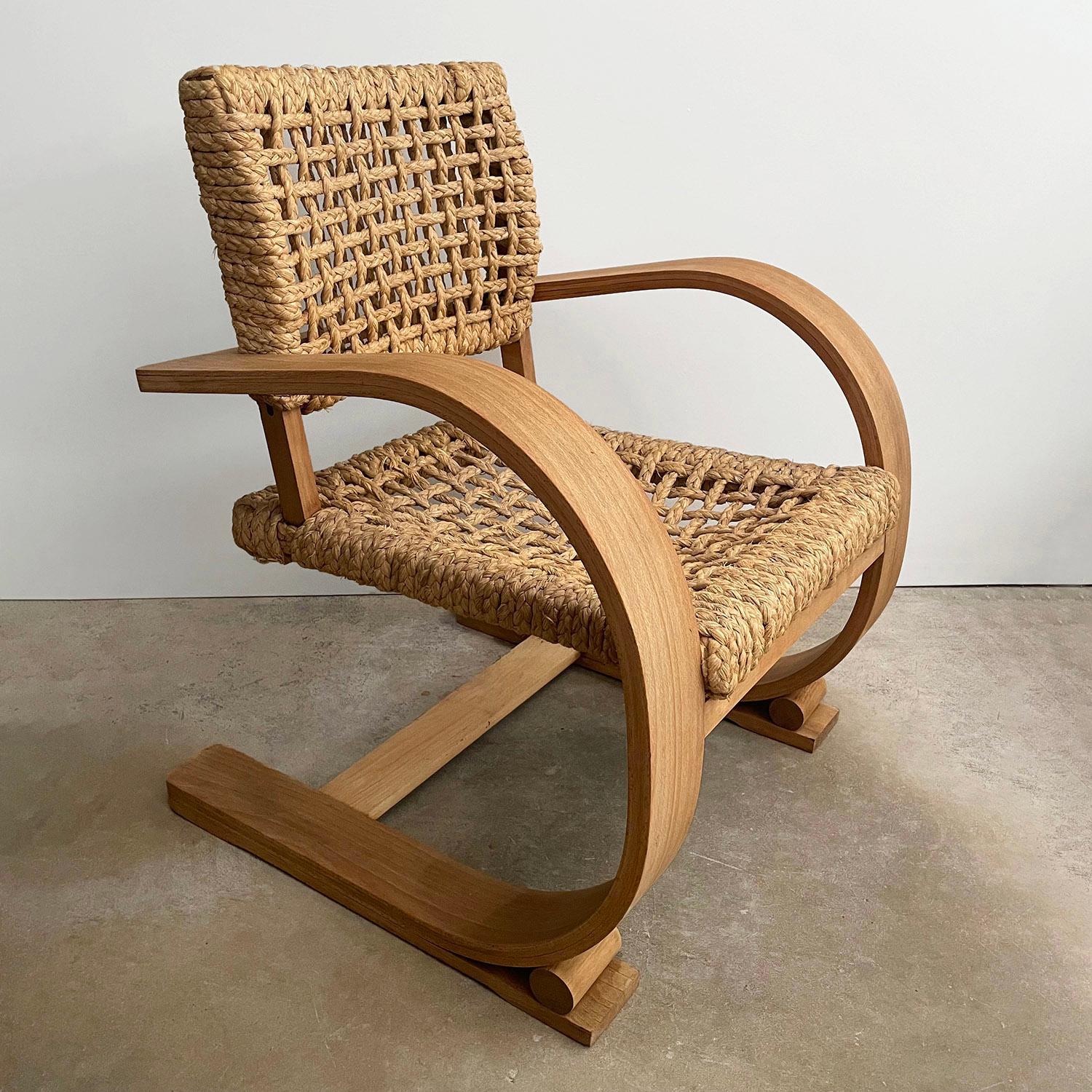 Corde Audoux Minet fauteuils de salon en porte-à-faux en bois cintré en vente