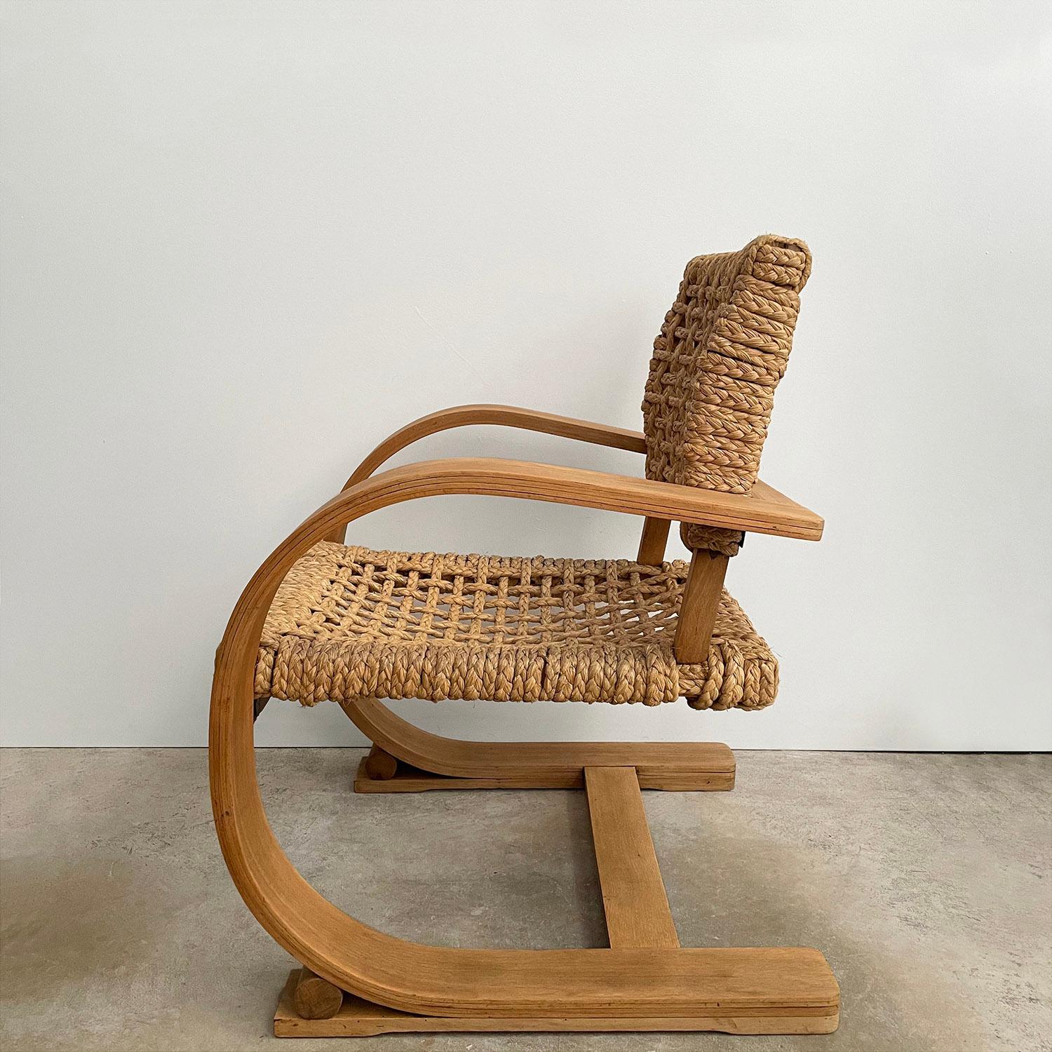 Audoux Minet fauteuils de salon en porte-à-faux en bois cintré en vente 3