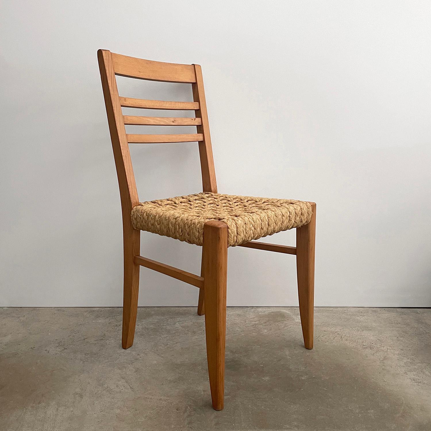 Audoux-Minet Beistellstuhl aus französischer Eiche und Seilen
Entworfen von Adrien Audoux & Frida Minet
Frankreich, ca. 1950er Jahre
Dieser hübsche Beistellstuhl verleiht jedem Raum eine wunderbare Textur und eine reiche Geschichte 
Massivholzrahmen