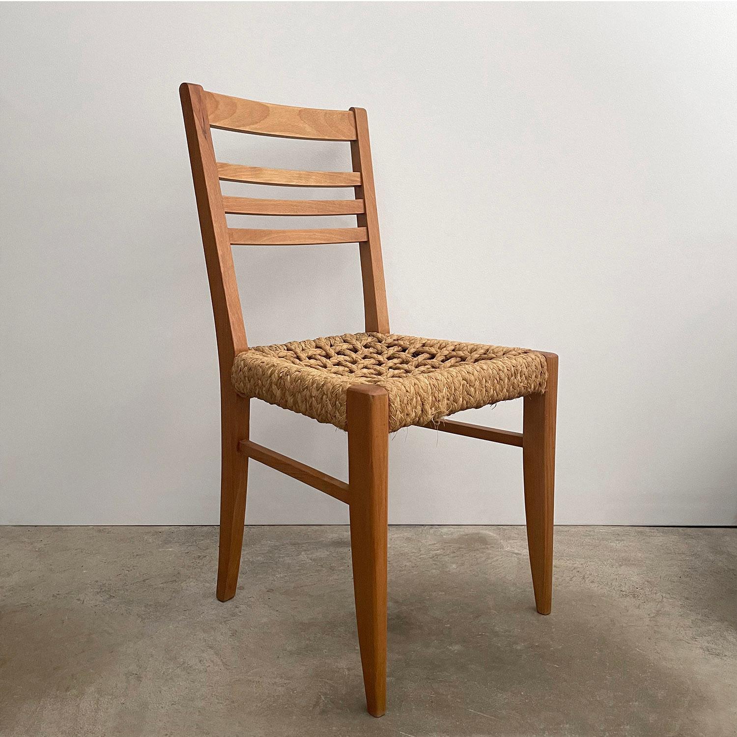 Audoux-Minet Beistellstuhl aus französischer Eiche und Seilen
Entworfen von Adrien Audoux & Frida Minet
Frankreich, ca. 1950er Jahre
Dieser hübsche Beistellstuhl verleiht jedem Raum eine wunderbare Textur und eine reiche Geschichte 
Massivholzrahmen