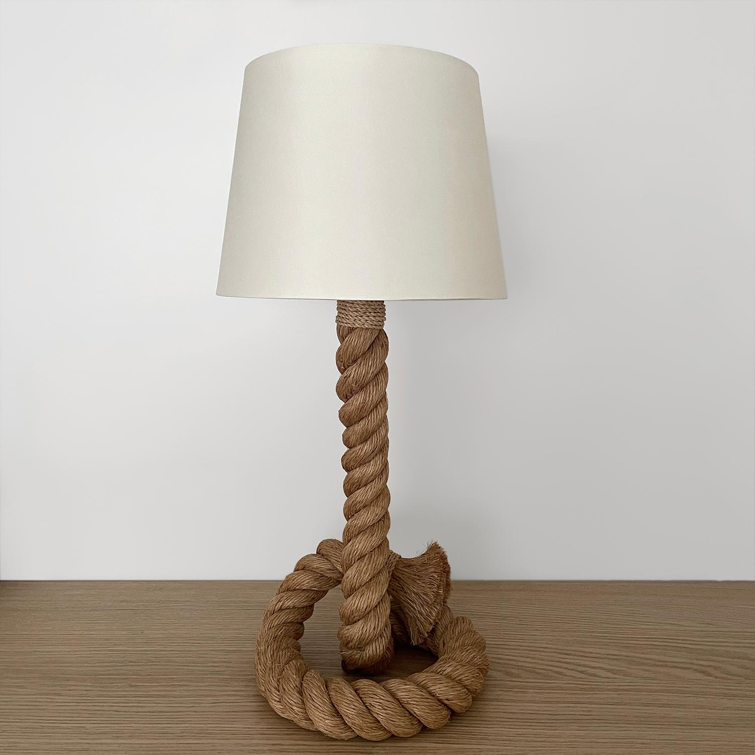 Lampe de table en corde Adrien Audoux et Frida Minet
France, vers 1950
La corde magnifiquement sculptée est la star du spectacle 
La tige de la lampe en corde épaisse est gracieuse et se dresse en hauteur avec une base nouée enveloppée et des bandes