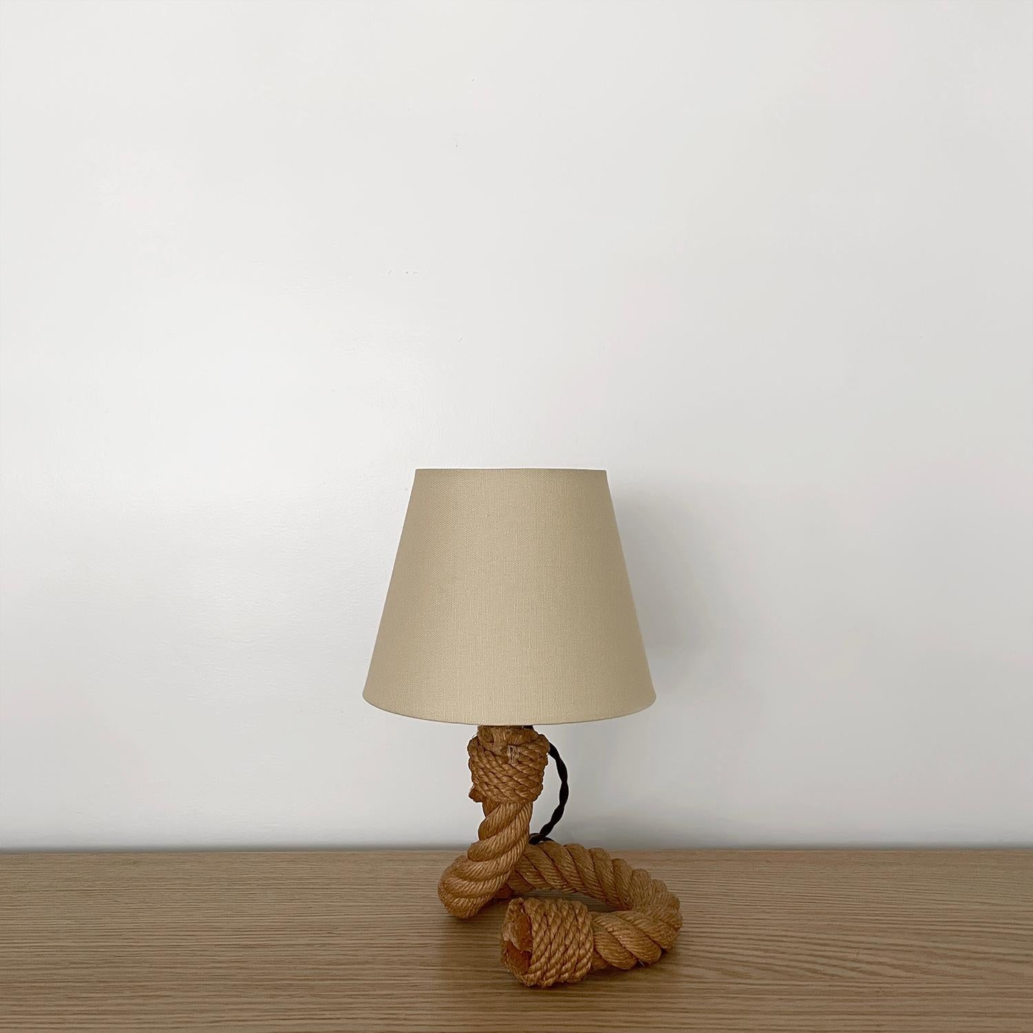 Lampe de table en corde française Adrien Audoux et Frida Minet
France, années 1950
La base de la lampe est composée d'une corde épaisse sculptée en forme de fer à cheval.
Variations naturelles de la couleur
Nouveau câblage
Socle candélabre à une