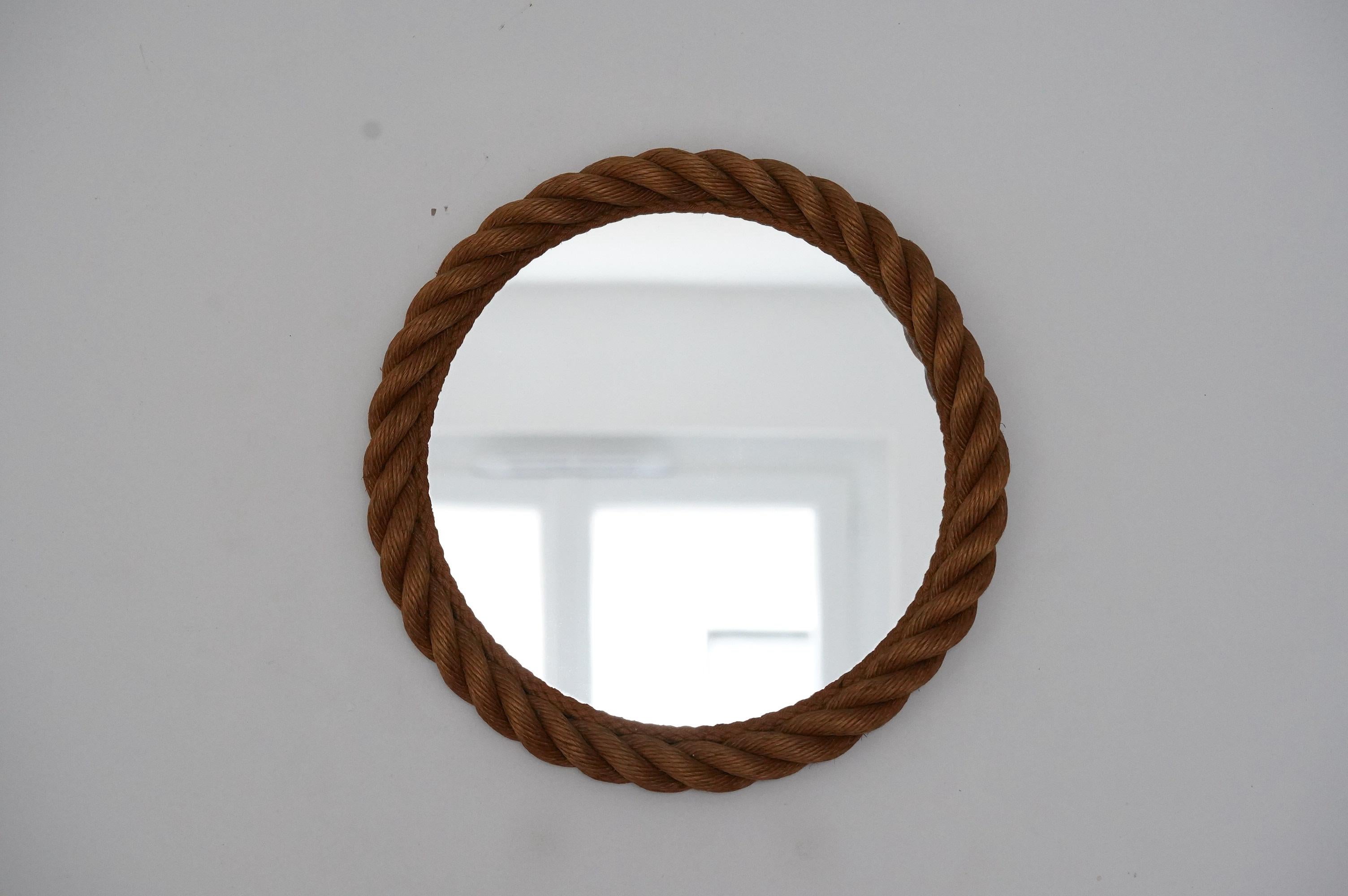 Large round rope mirror by french designers Adrien Audoux and Frida Minnet.
Made in France in the 1950s.
Very decorative.