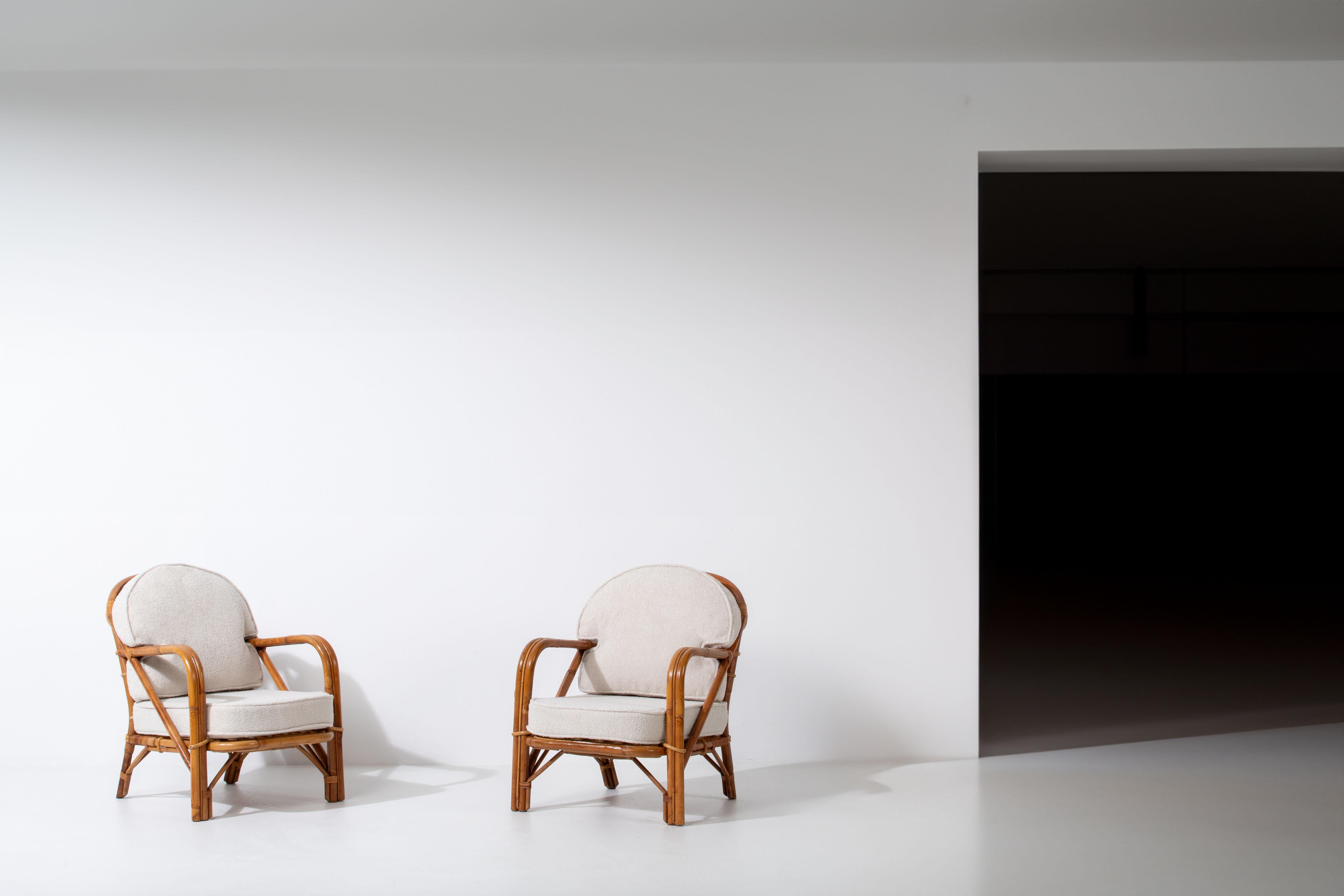 Ein fesselndes Sesselpaar aus Rattan mit Bouclé-Polsterung, entworfen von dem renommierten französischen Duo Adrien Audoux und Frida Minet. Diese außergewöhnliche Kreation ist eine Hommage an ihre besondere Designphilosophie, die von der Natur