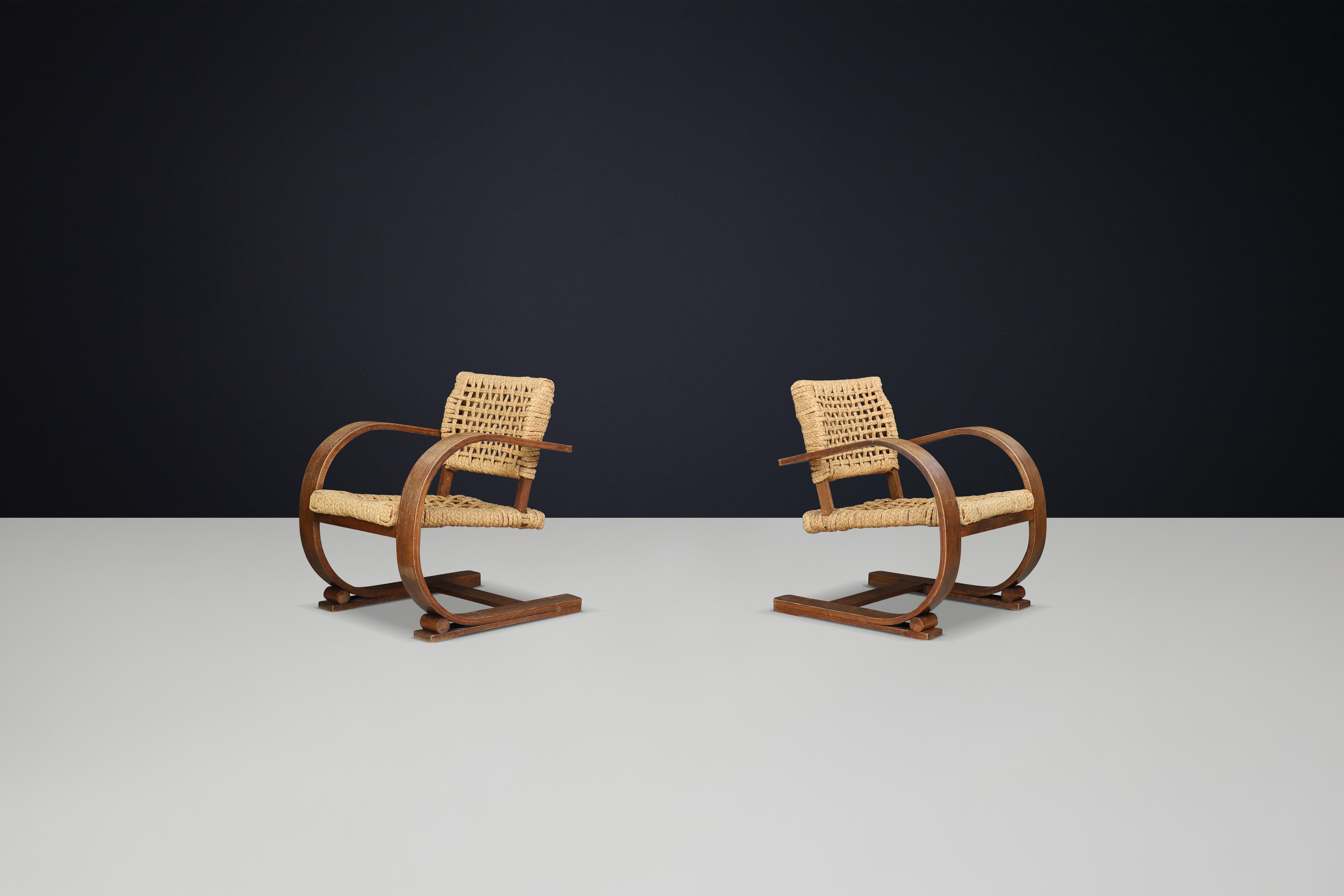 Audoux & Minet Rope and Patinated Bentwood  Armchairs for Vibo, France 1940s

This exquisite set of two armchairs, crafted from woven rope and patinated bentwood wood, hails from the late 1940s and exemplifies a unique blend of comfort and artistry.