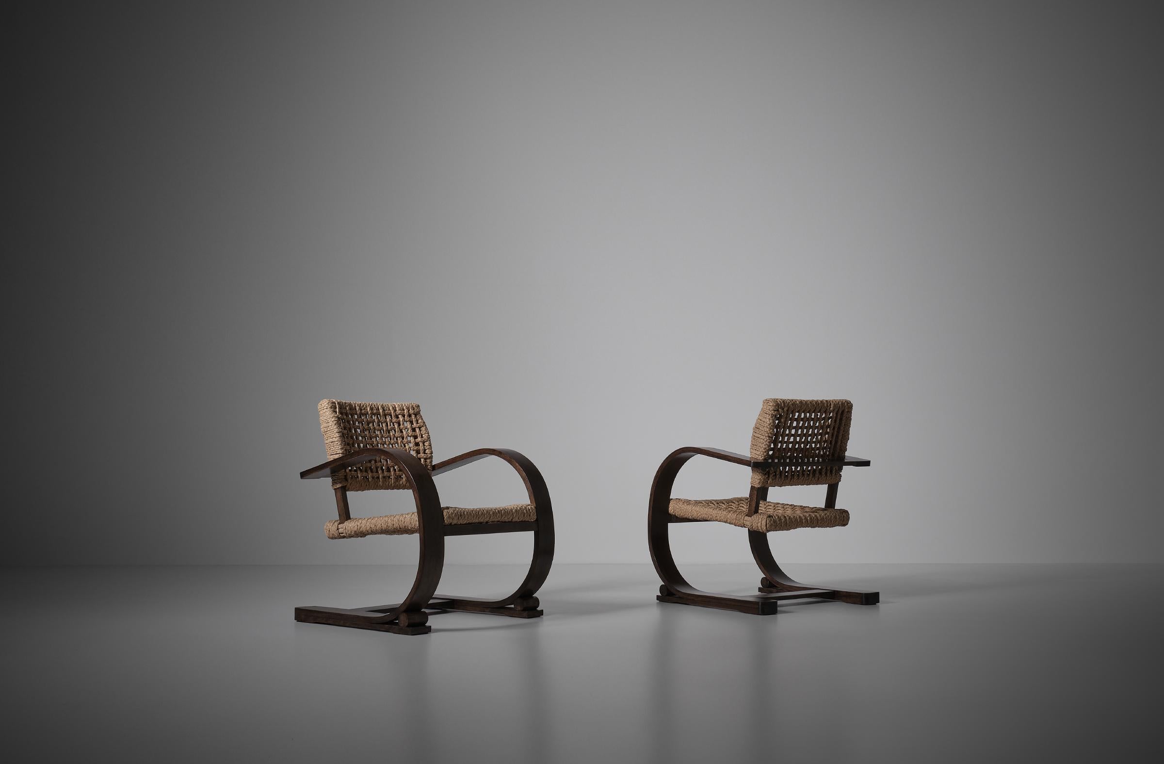 Pair of iconic armchairs by Adrien Audoux and Frida Minet, France ca. 1950. The couple became famous for their 50s French Riviera rope furniture.
Humble yet stunning design consisting two loops and a seagrass rope knotted seating part. The loops