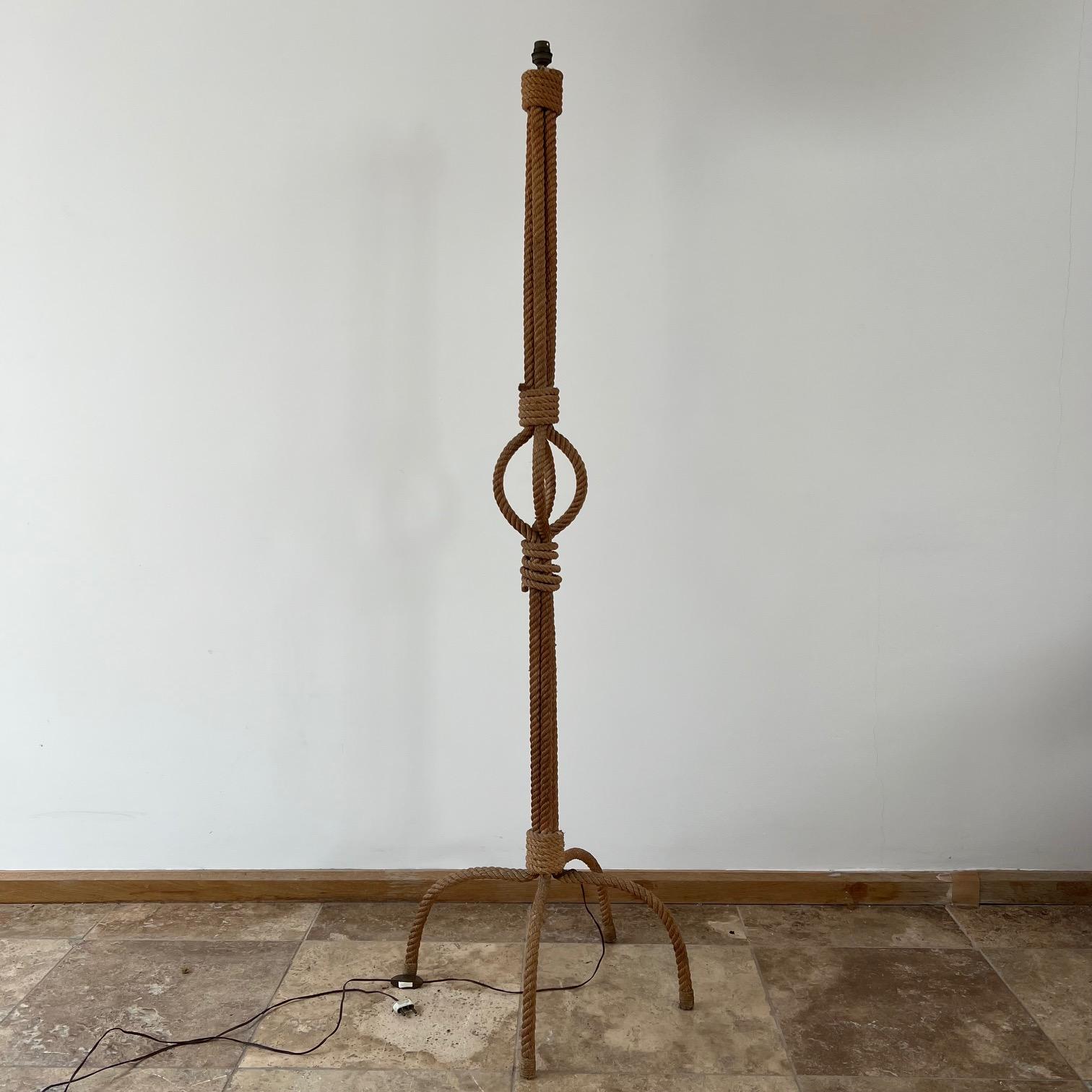 Una lampada da terra a quattro gambe in corda di Audoux-Minet. 

Francia, anni '1960 circa. 

Buone condizioni vintage. 

Da quando è stato ricablato e sottoposto a PAT test. 

Posizione: Galleria di Londra.

Dimensioni: 152 H. x 48 L. x