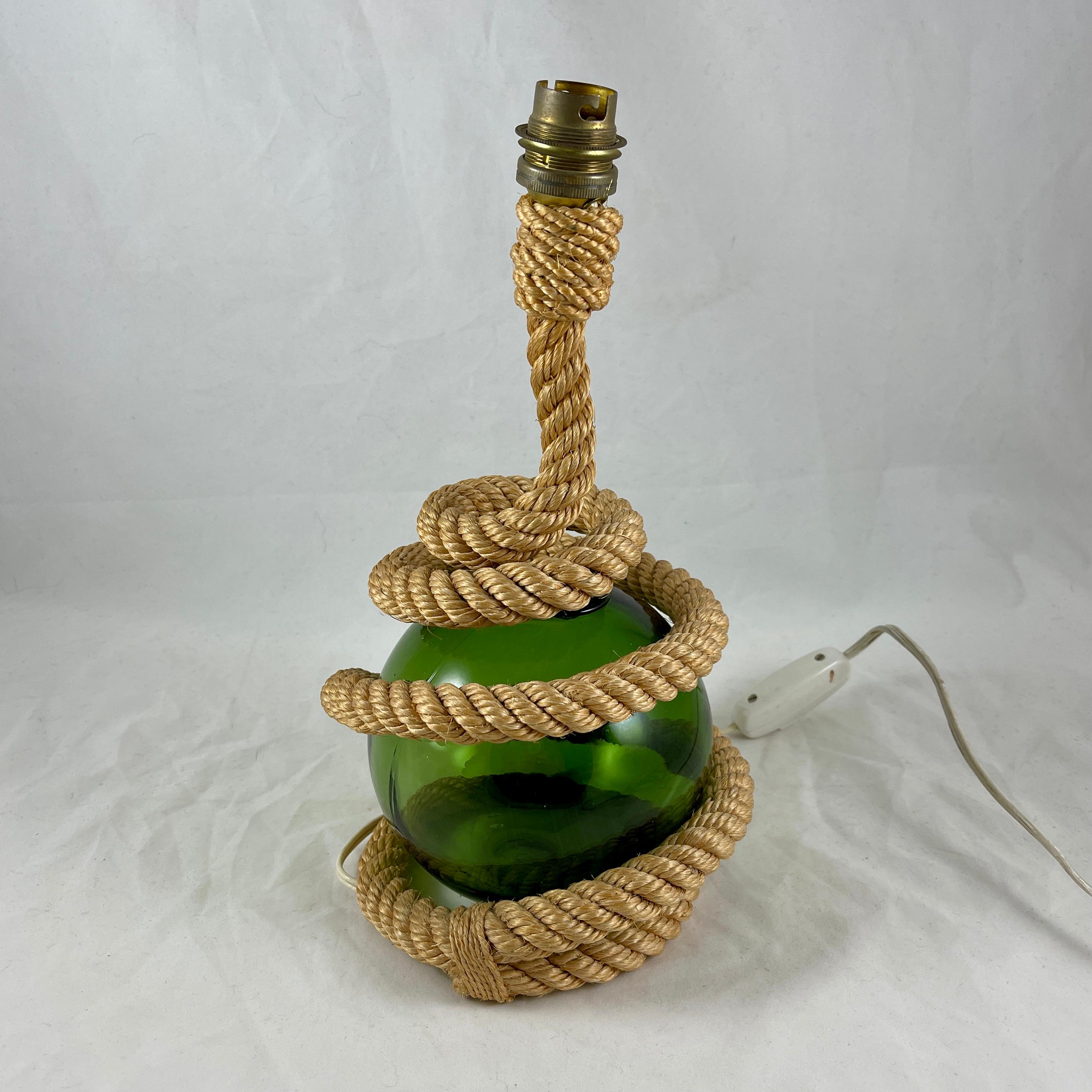 Rustikale nautische Kugel-Tischlampe aus grünem Glas mit Seil von Audoux Minet, um 1960 (Französisch) im Angebot