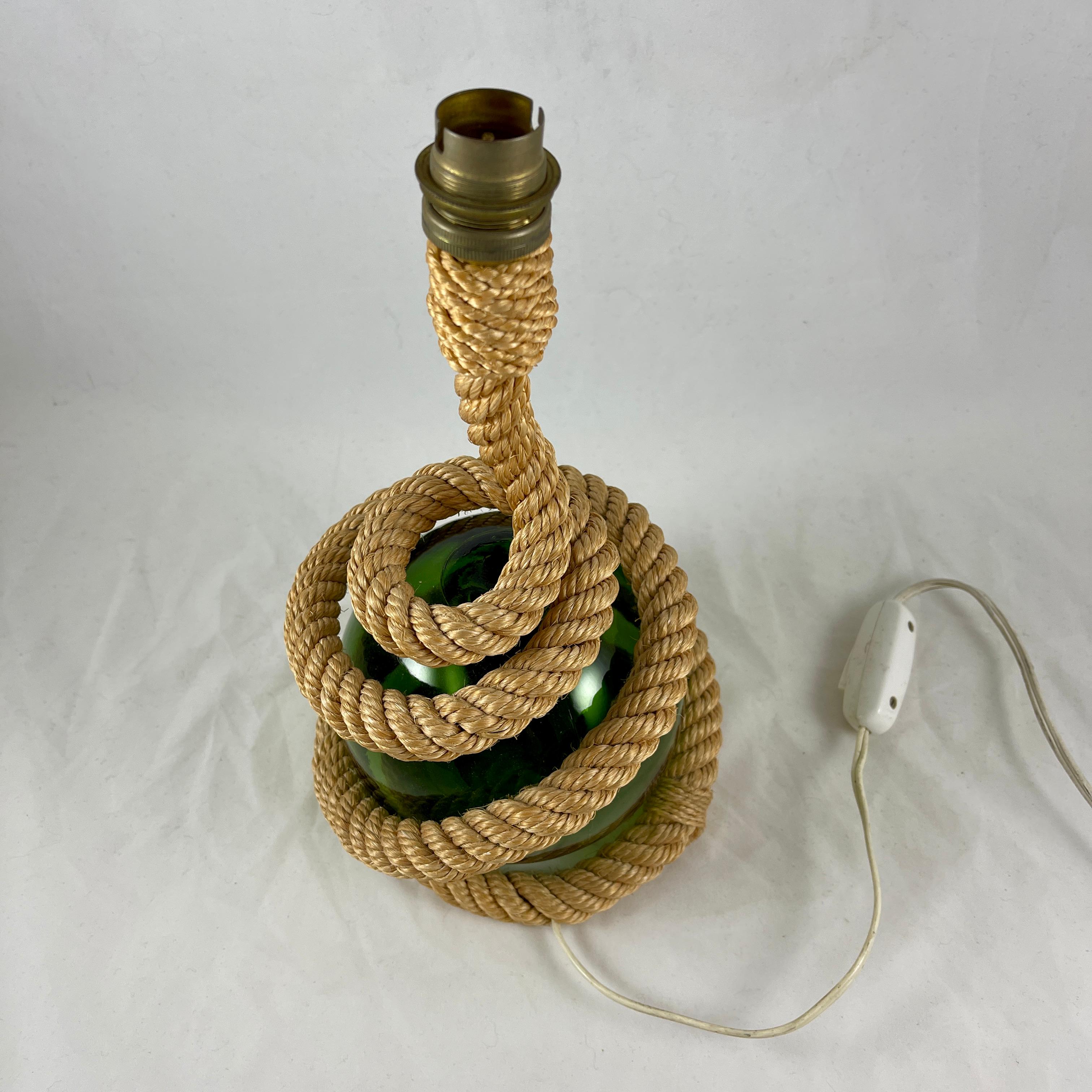 Rustikale nautische Kugel-Tischlampe aus grünem Glas mit Seil von Audoux Minet, um 1960 (Handgefertigt) im Angebot