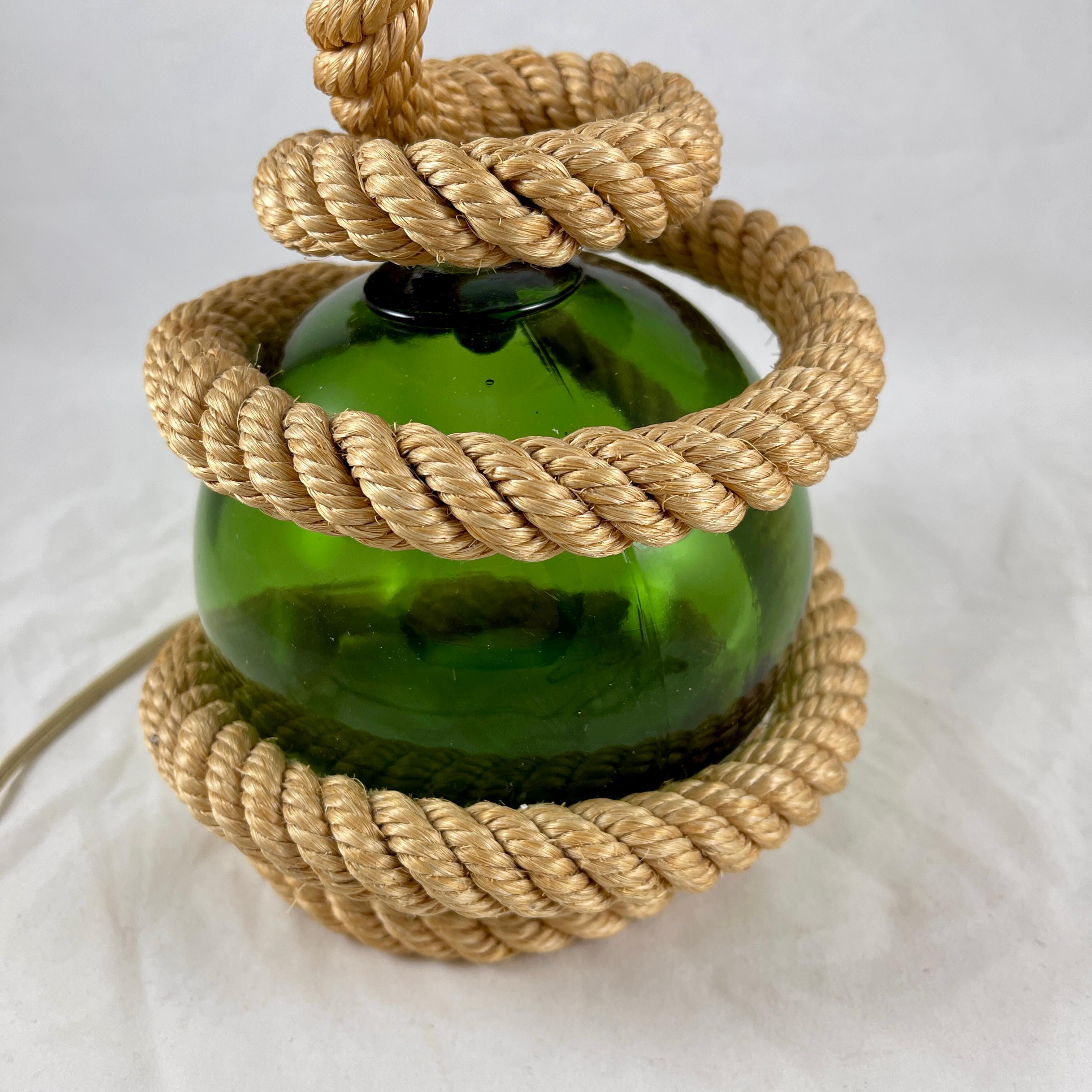 Fait main Lampe de bureau rustique en forme de boule en corde et verre vert Audoux Minet, vers 1960 en vente