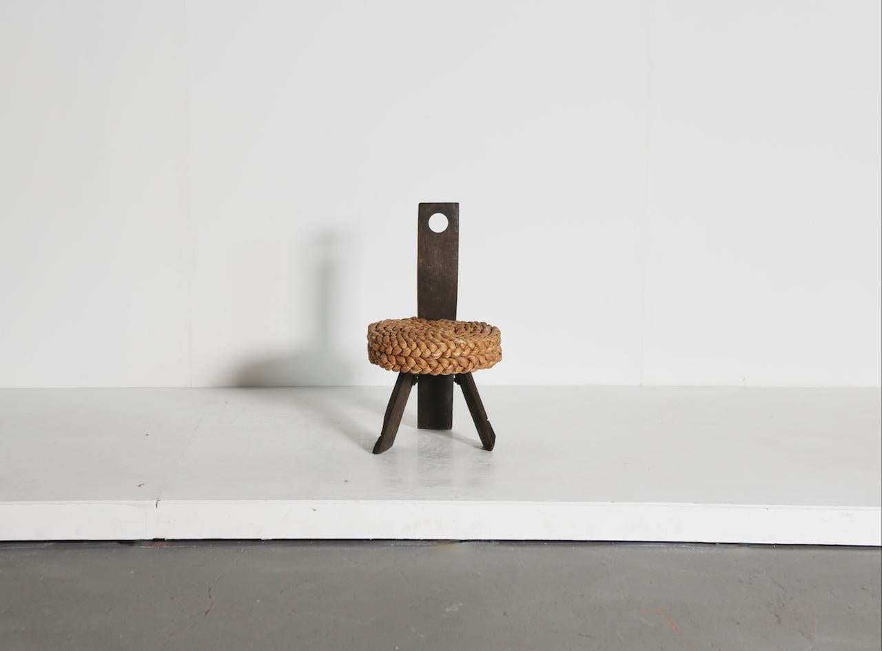Una piccola sedia a cavalletto in corda e legno, a misura di bambino, di Frida Minet and Frien Audoux, anni '50, Francia.  Ottimo esemplare in condizioni originali, con normali segni di uso e usura e qualche piccola usura sulla superficie della