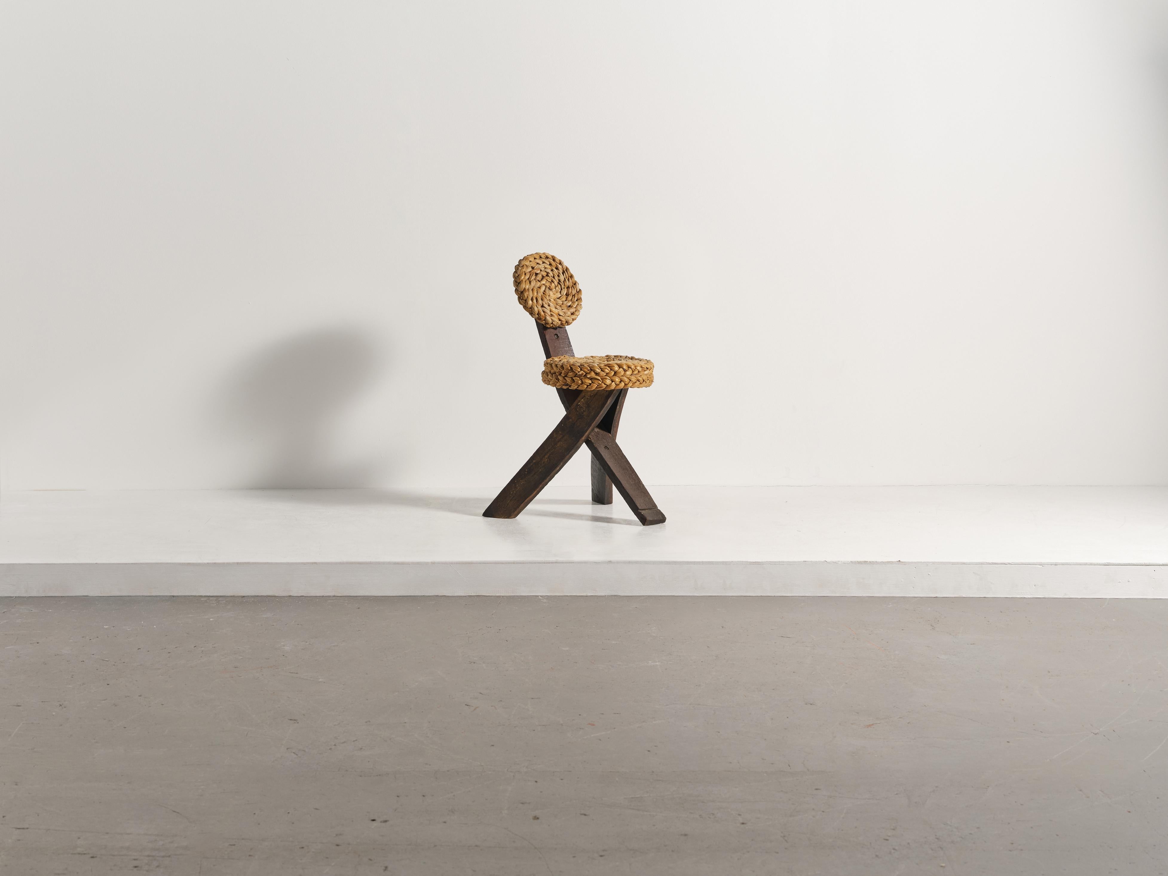 Una bella sedia in corda e legno di Frida Minet e Frida Audoux, anni '50, Francia. Queste insolite sedie scultoree sono un tipico design modernista di Audoux et Minet che incorpora elementi di una semplice struttura rivestita in abaca intrecciata. 