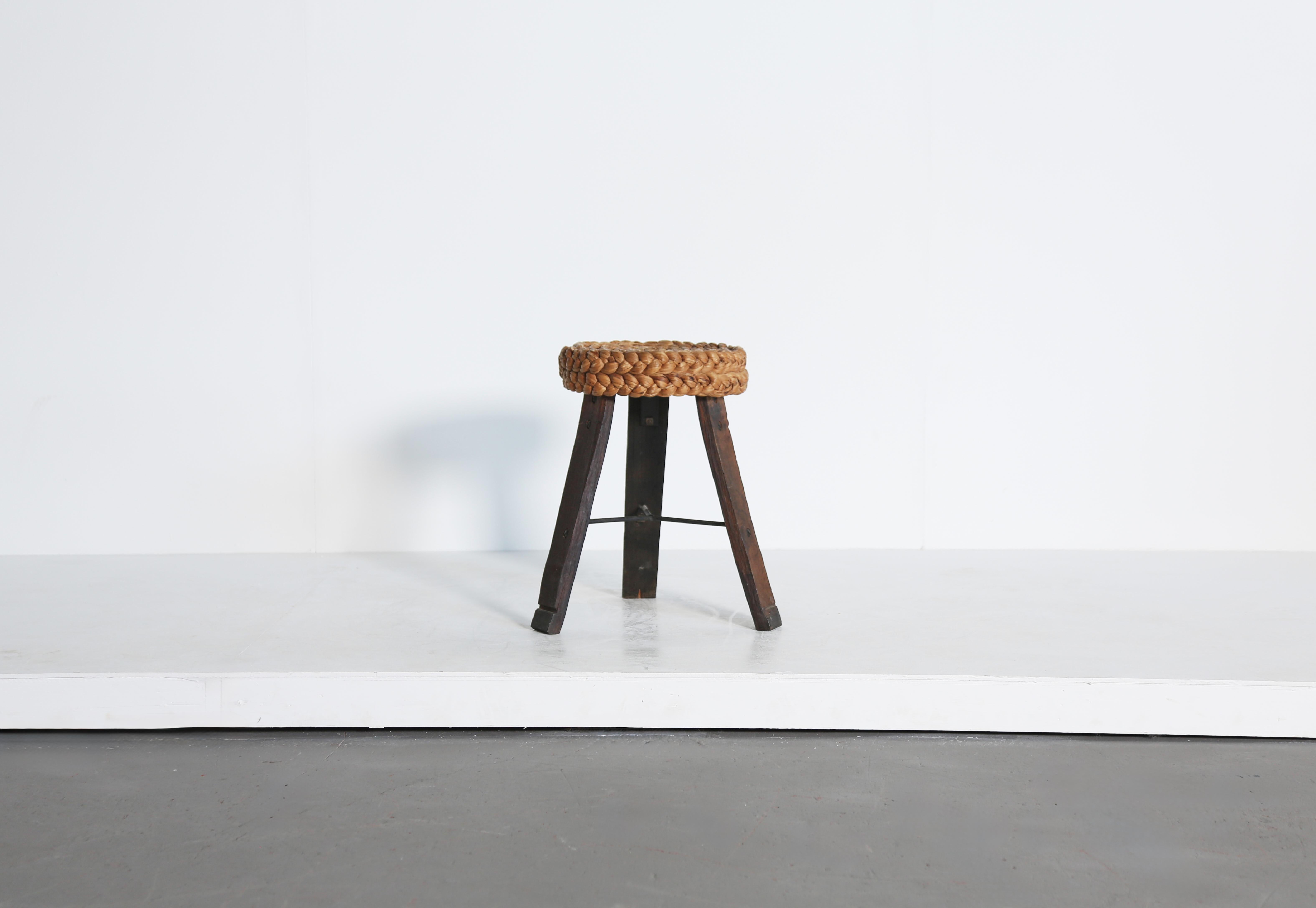Superbo sgabello in corda e legno di Frida Minet e Frida Audoux, anni '50, Francia. Un esemplare molto bello in condizioni originali, con qualche piccolo segno d'uso e d'età.  Spedizione veloce in tutto il mondo.



