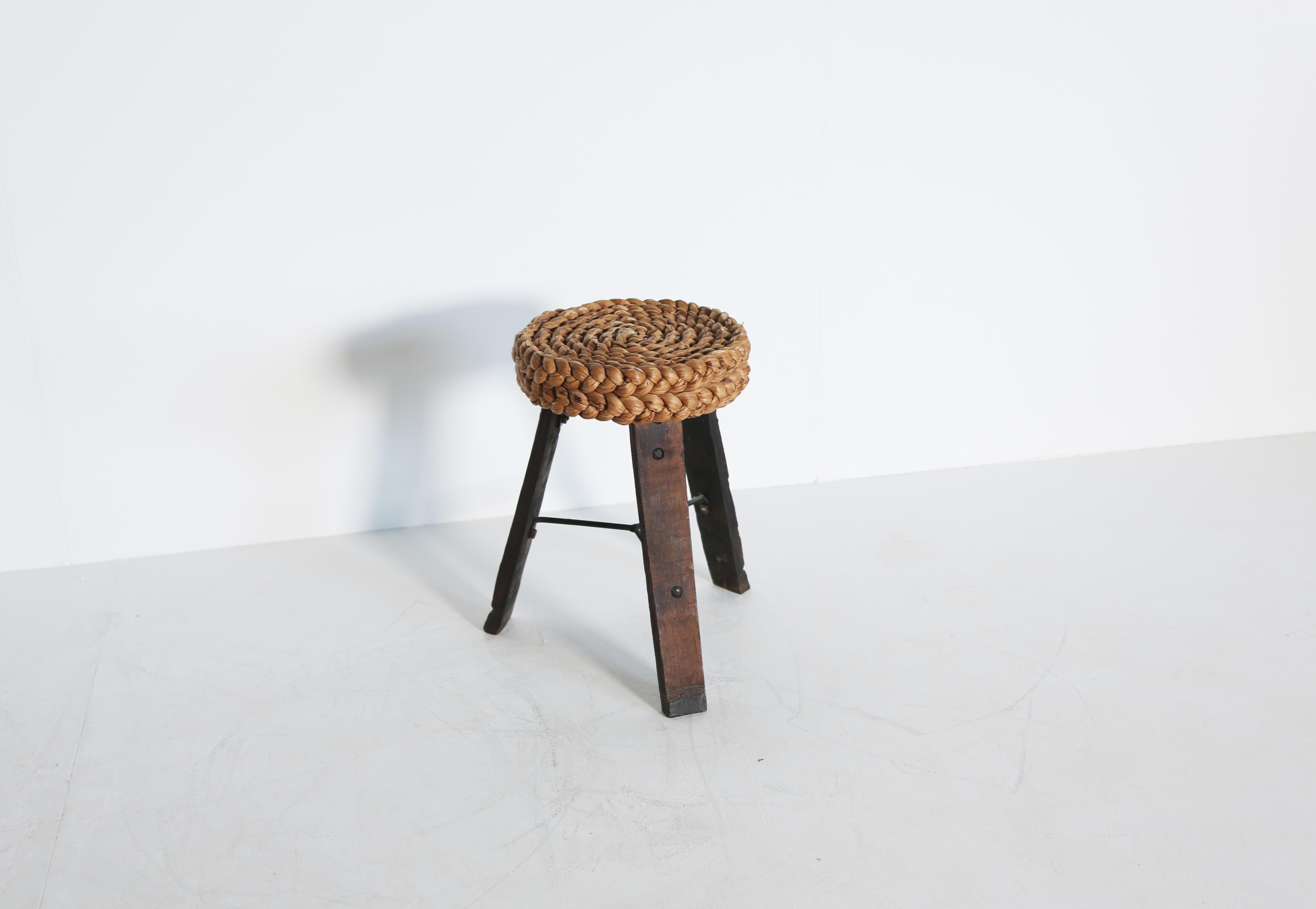 Mid-Century moderno Sgabello tripode in corda Audoux & Minet, Francia, anni '50 in vendita