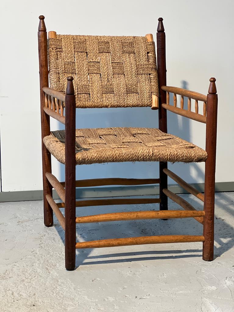Audoux Minet 1950 turned wood and rope armchair. Wooden frame, swivel backrest. Good condition. Height 80 x width 55 x depth. Cm 50.