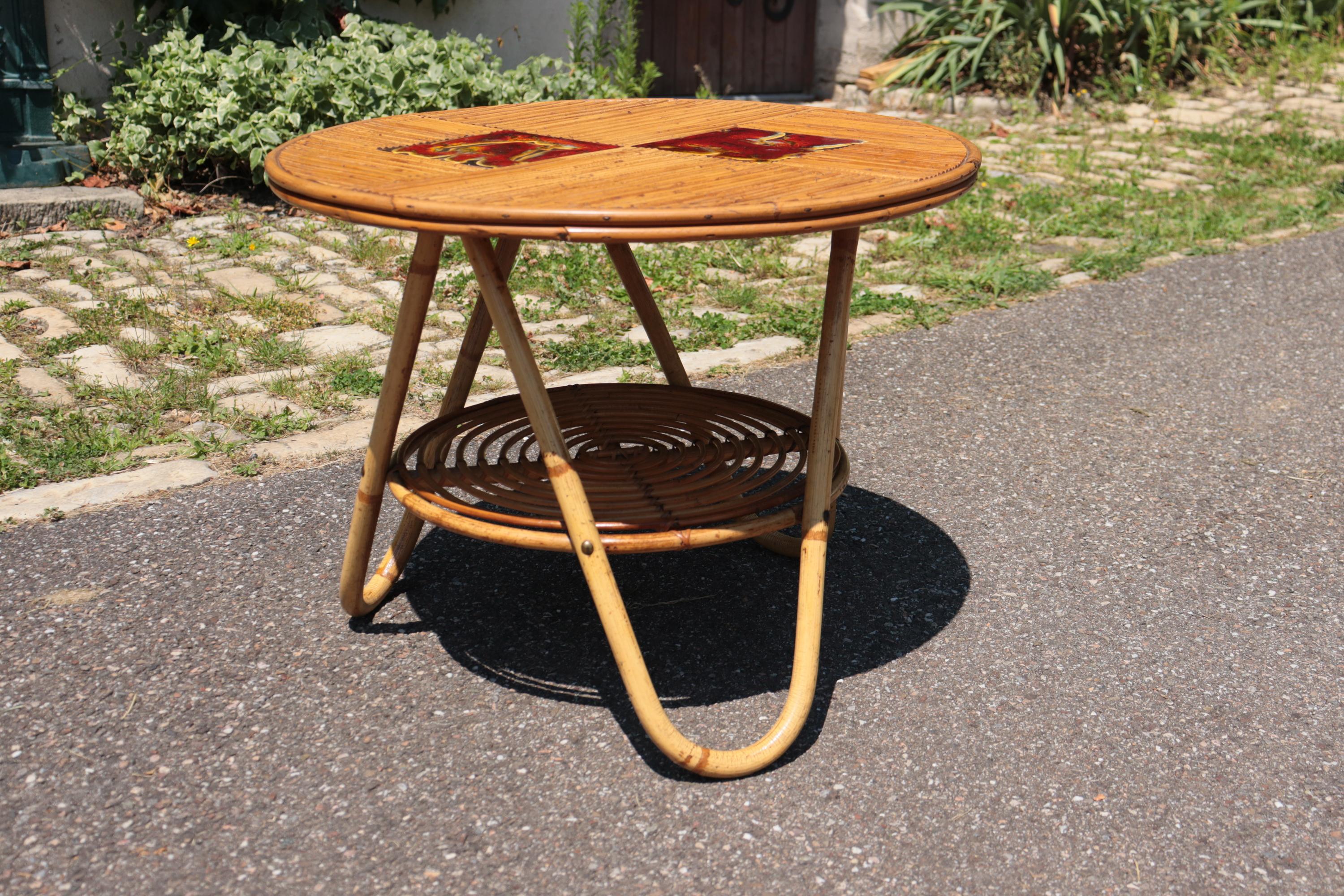 Charming round coffee table in natural rattan, work attributed to Adrien Audoux and Frida Minnet, major figures of French design of the mid-20th century. Circular top structured by a linear weave of thin rattan rods, enhanced in its center by two