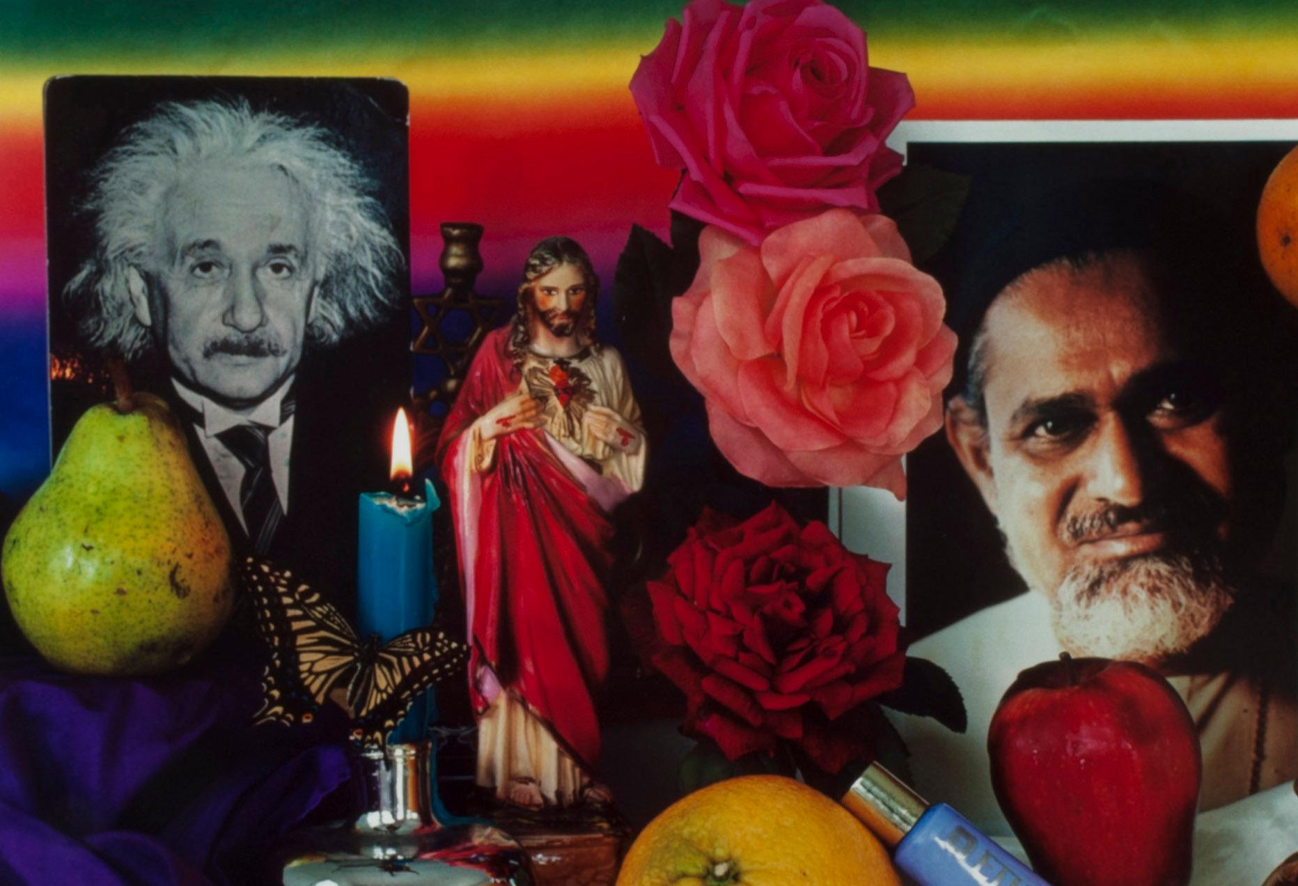 Un Corso in Miracoli
Fotografia a trasferimento di colore, 1978
Da: 12 fotografie: 1973-1983,  Piastra 7 di 12
Firmato con l'inchiostro
Edizione: 50, questo esemplare è una Prova d'Artista (7/10)
Stampante:  Guy Stricherz 
Editore:  Prestige Art