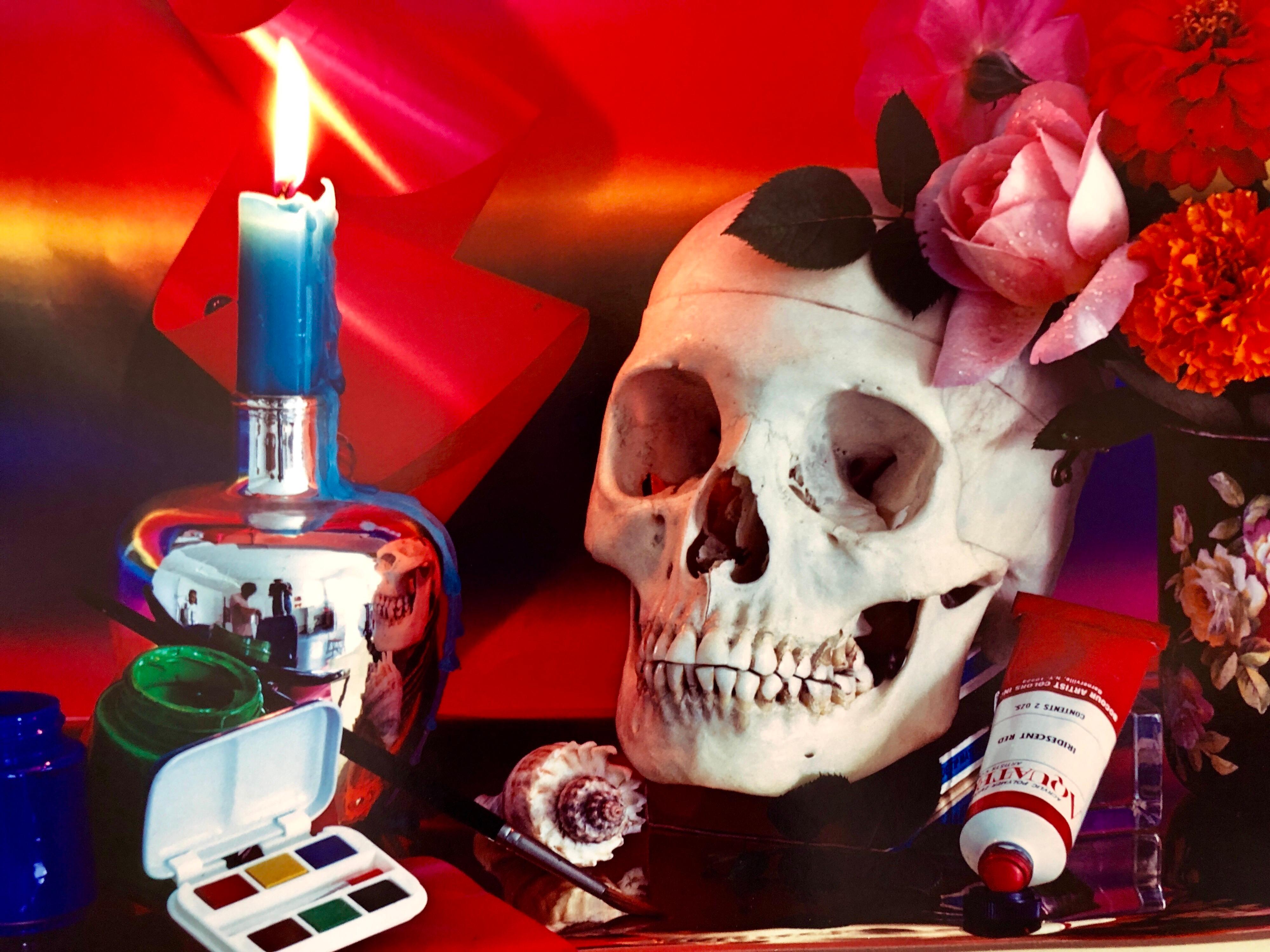 Photo imprimée par transfert en couleur « crâne et roses » d'Audrey Flack en vente 1