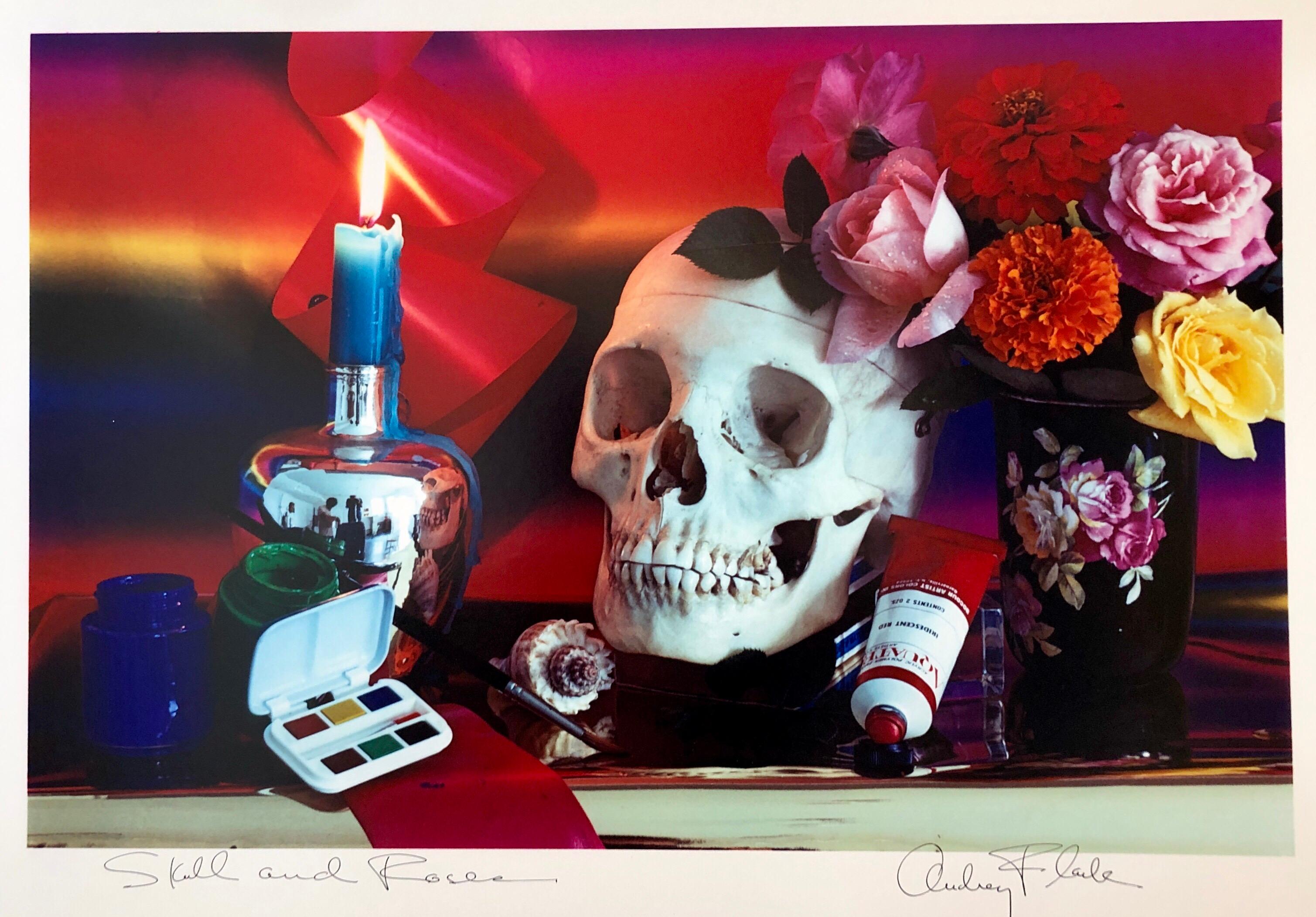 Signé et titré à la main à l'encre par l'artiste, tiré à 50 exemplaires (plus les épreuves). Photo couleur imprimée à CVI Lab par le maître imprimeur Guy Stricherz. Publié par Prestige Art Ltd. Des années 1980 saturées de couleurs. "Skull and Roses"