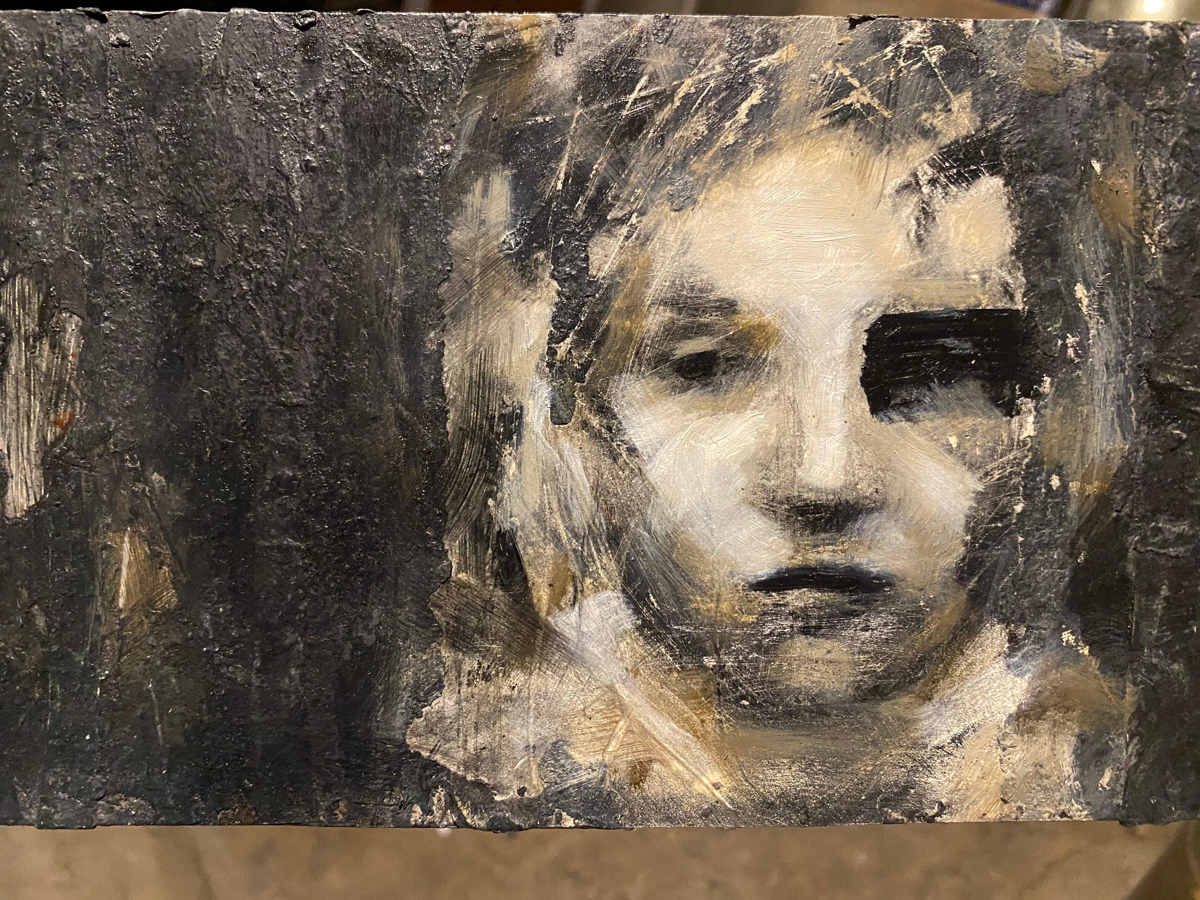 Huile texturée sur panneau « Chiaroscuro » représentant une femme, réalisme perturbé, monochromatique - Contemporain Mixed Media Art par Audrey Frank Anastasi