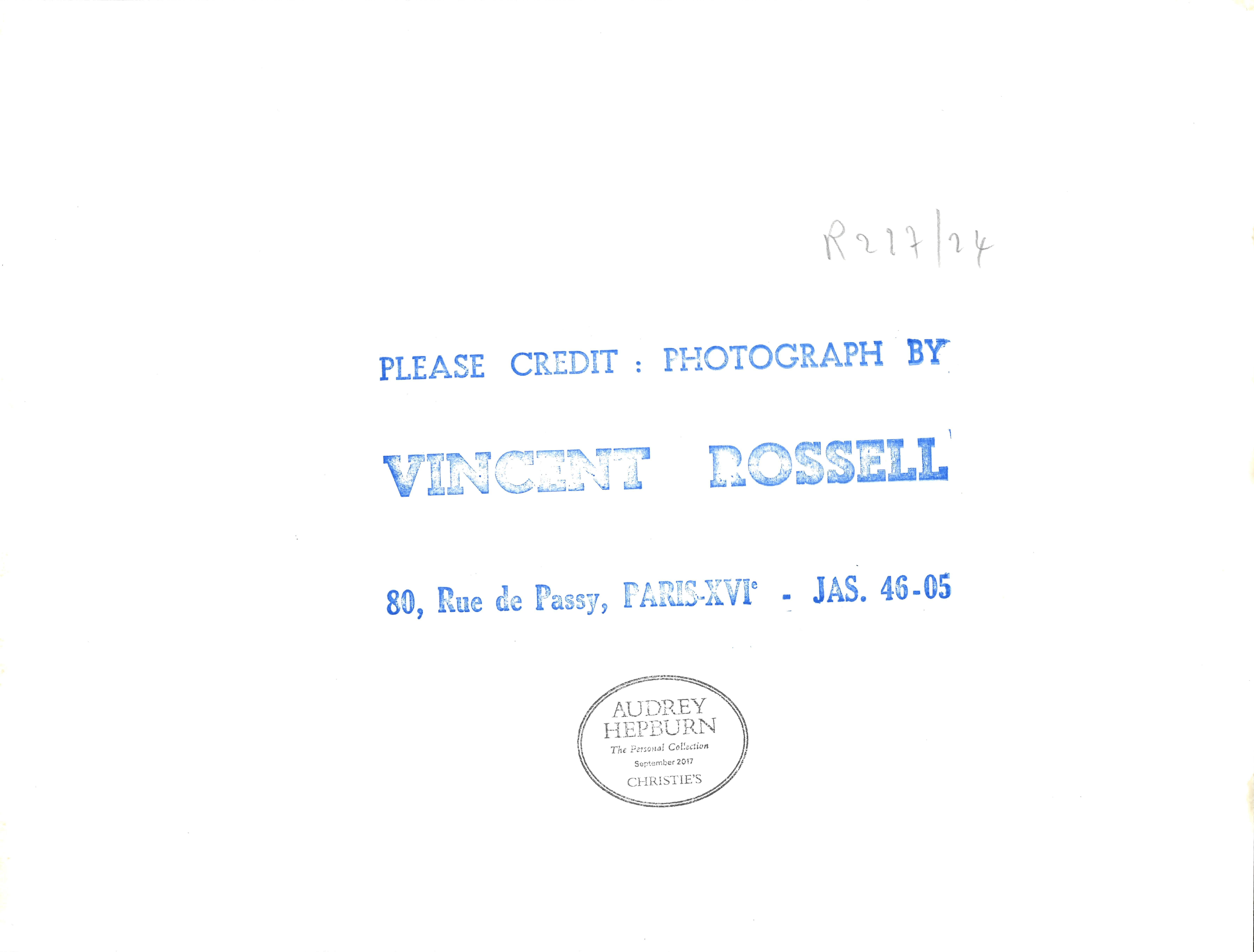 Audrey Hepburn con globo, fotografía de época de Vincent Rossell, París, 1962 Francés en venta