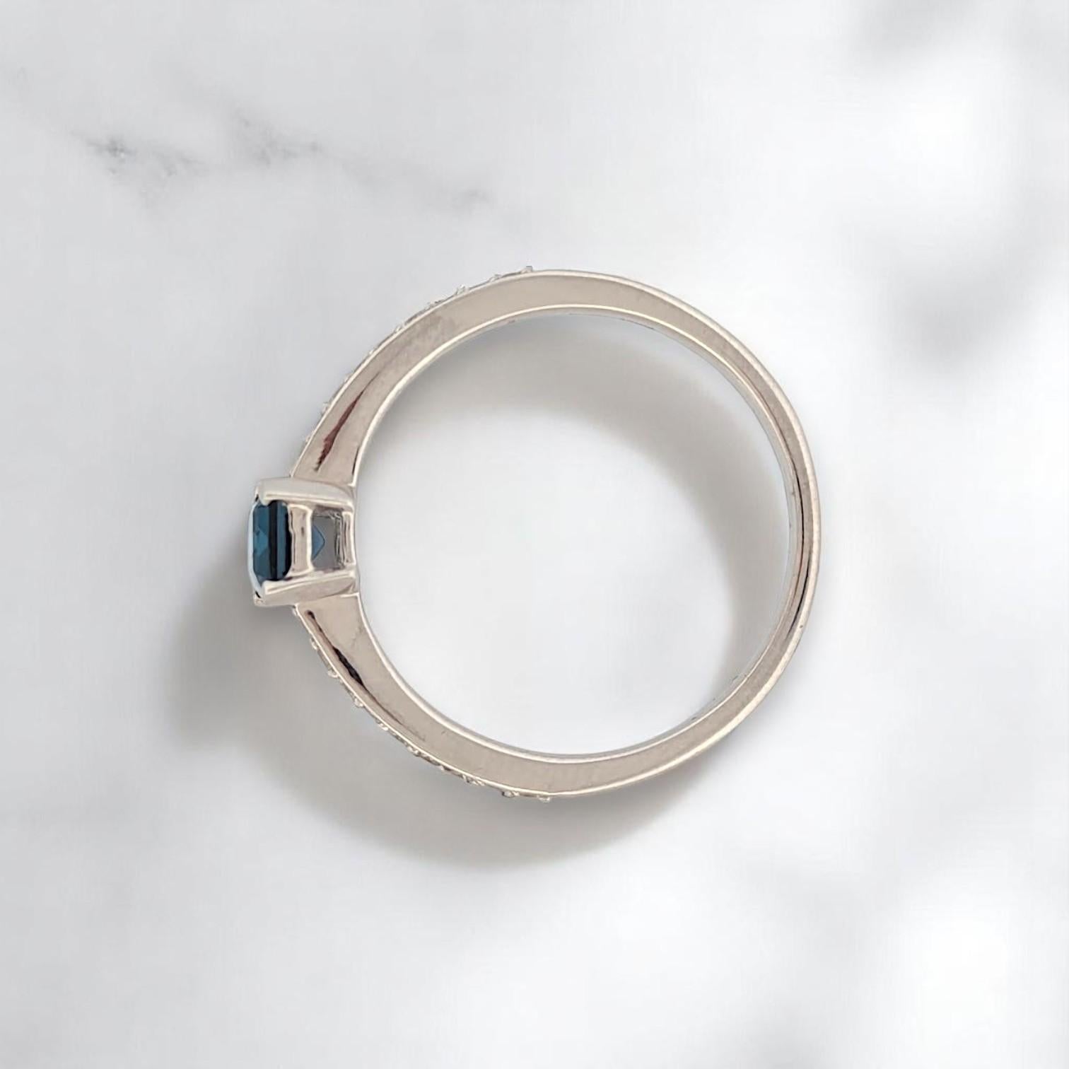 Moderne Audrey London, bague en or blanc 10 carats avec topaze bleue taille émeraude 0,50 carat en vente