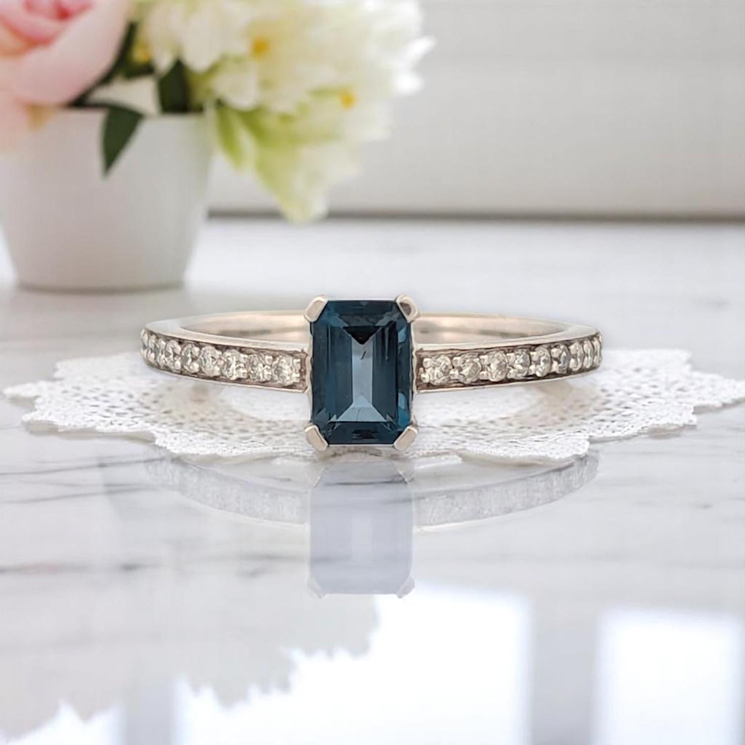 Audrey London, bague en or blanc 10 carats avec topaze bleue taille émeraude 0,50 carat Neuf - En vente à Greeneville, TN