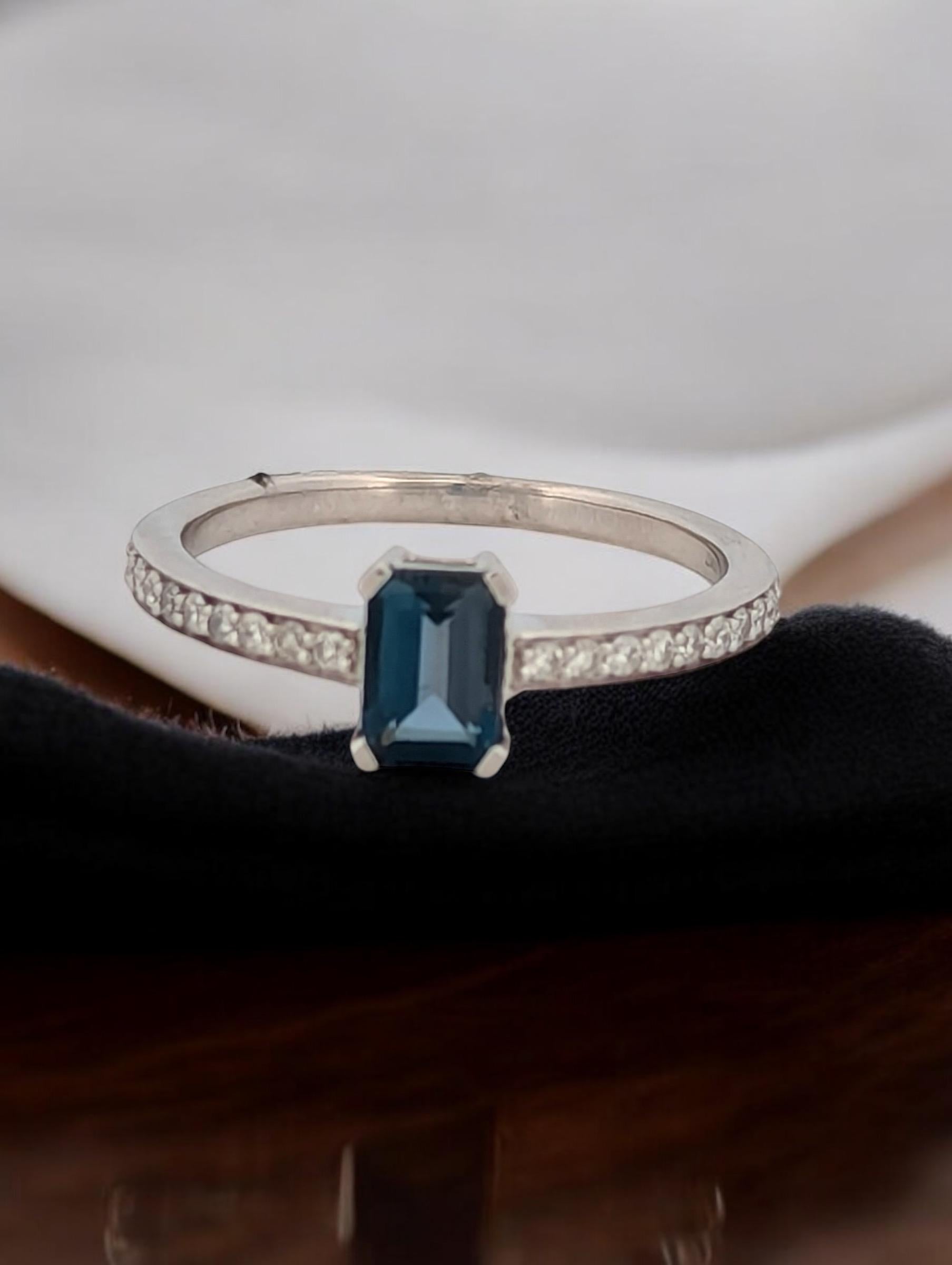 Audrey London, bague en or blanc 10 carats avec topaze bleue taille émeraude 0,50 carat Pour femmes en vente