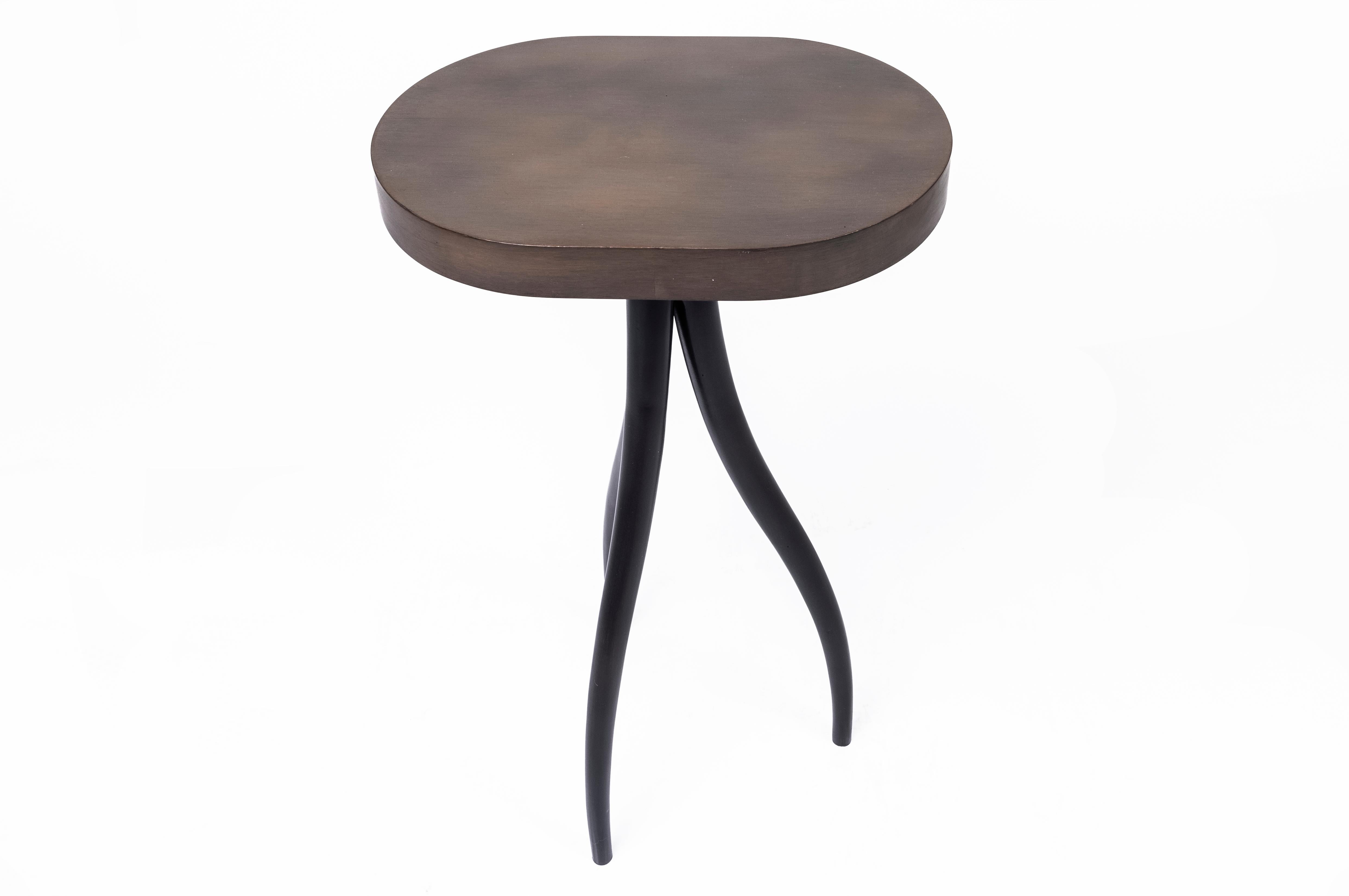 Conçue pour être associée au canapé Hepburn, sert de table à boissons pour s'adapter aux petits espaces.

Ashley Yeates Collection est l'une des rares collections de meubles sur mesure du marché à se concentrer à la fois sur les principes et les