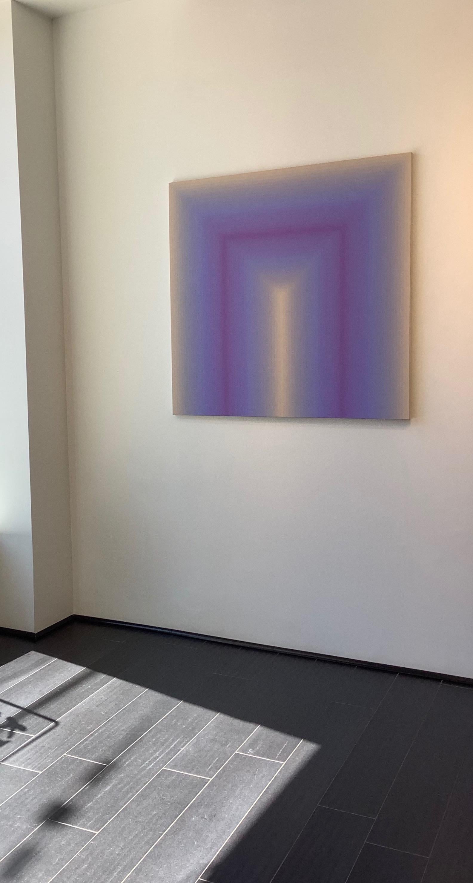 Acércate - Rayas abstractas contemporáneas degradadas Lila Lavanda Púrpura, 2020 en venta 6