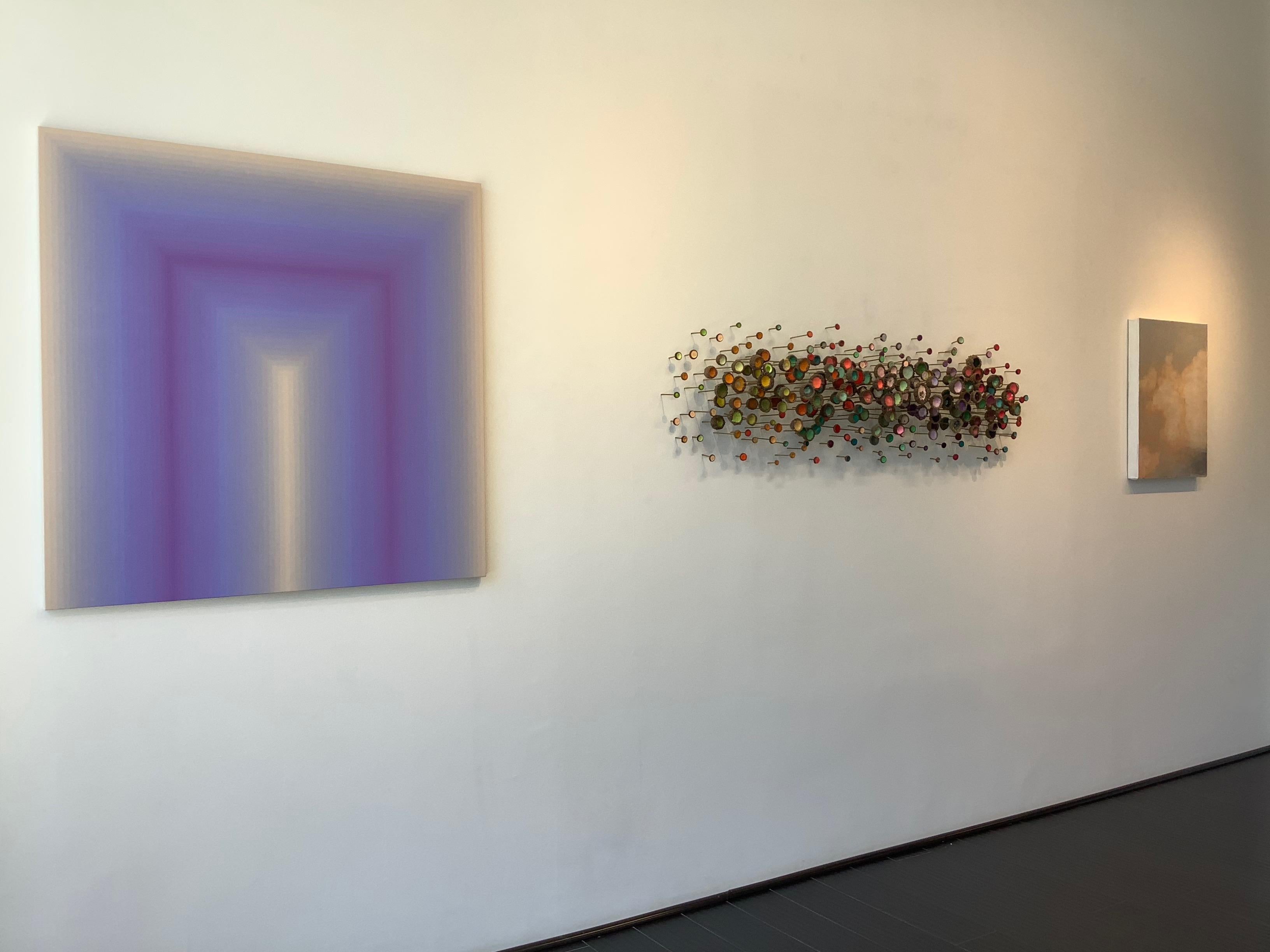 Acércate - Rayas abstractas contemporáneas degradadas Lila Lavanda Púrpura, 2020 en venta 7