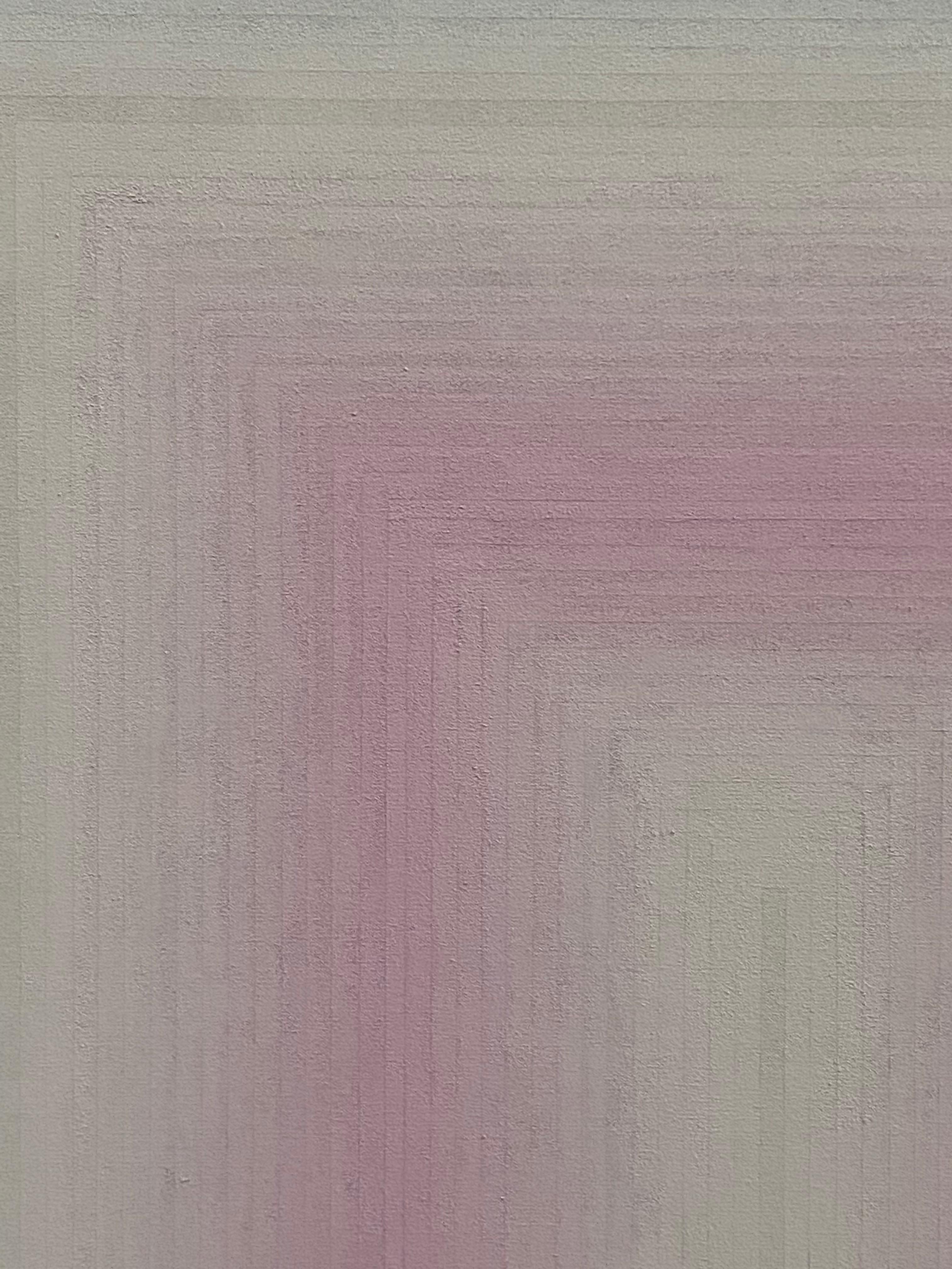 In diesem quadratischen abstrakten Gemälde in Flashe auf Leinwand sind dünne, sorgfältig angeordnete Farbstreifen in sanften Farbabstufungen zu sehen, beginnend mit einem blassen Grauton in der Mitte über helles Lila, sanftes Grau und blasses