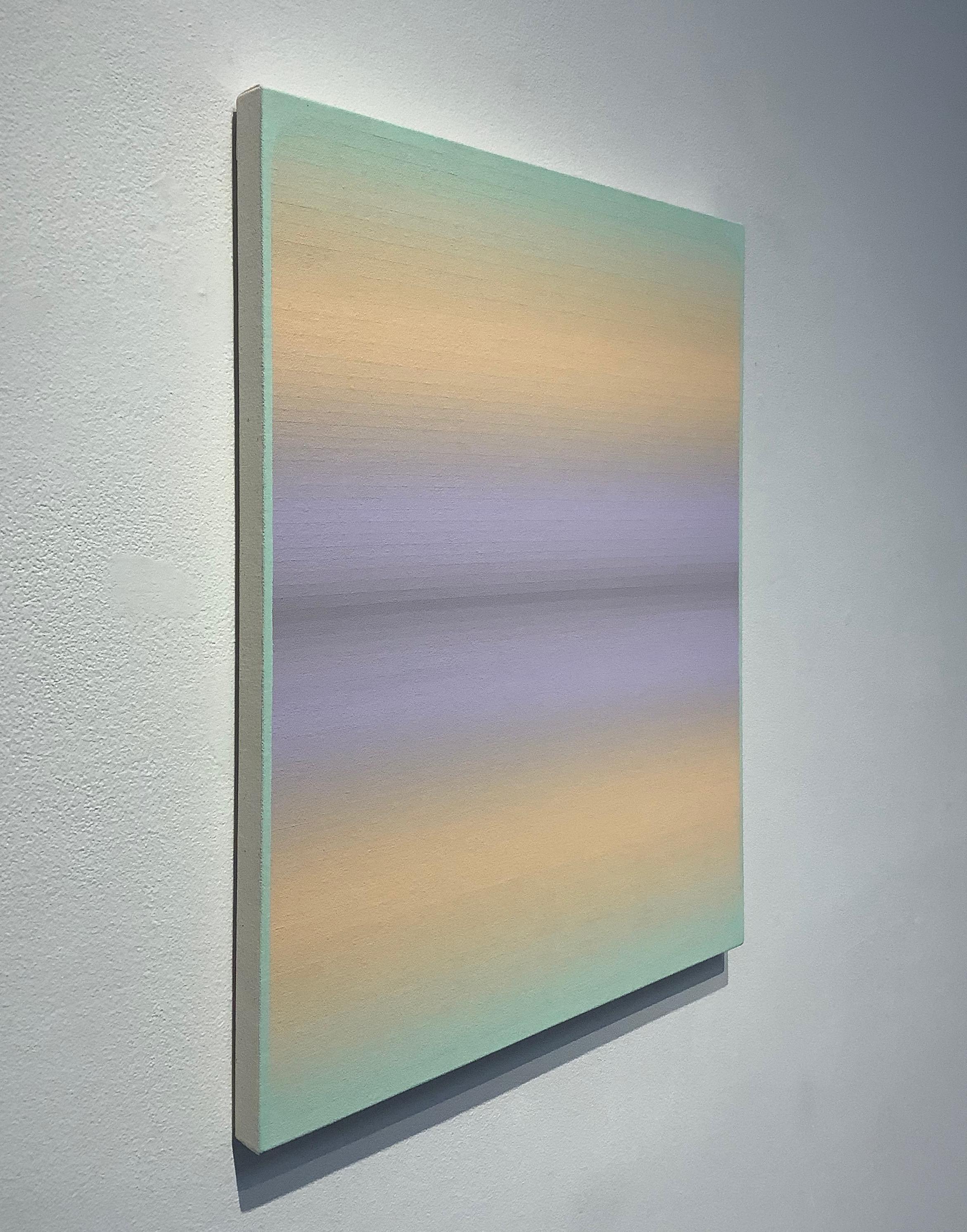In questo quadro astratto contemporaneo in flashe su tela, sottili strisce di colore in tonalità sfumate di toni tenui, a partire dal lilla e dal viola pallido al centro fino al pesca pallido e al verde menta ai bordi. Firmato e intitolato sul